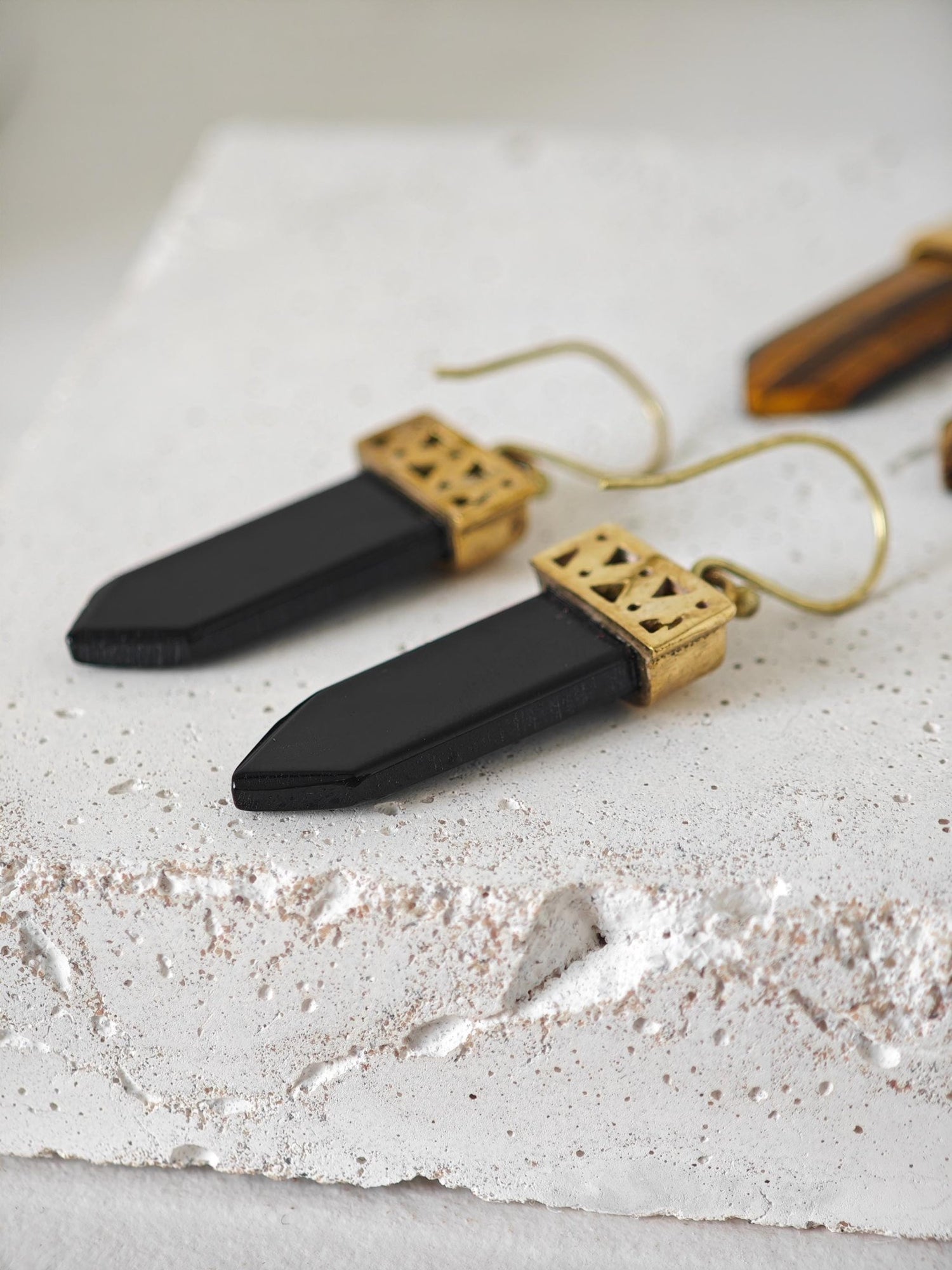 Sommer Boho Ohrringe mit Onyx oder Tigerauge, Goldene Messing Ohrringe mit Edelstein, Festival Schmuck, Golden Summer Earrings - CocosyBerlin