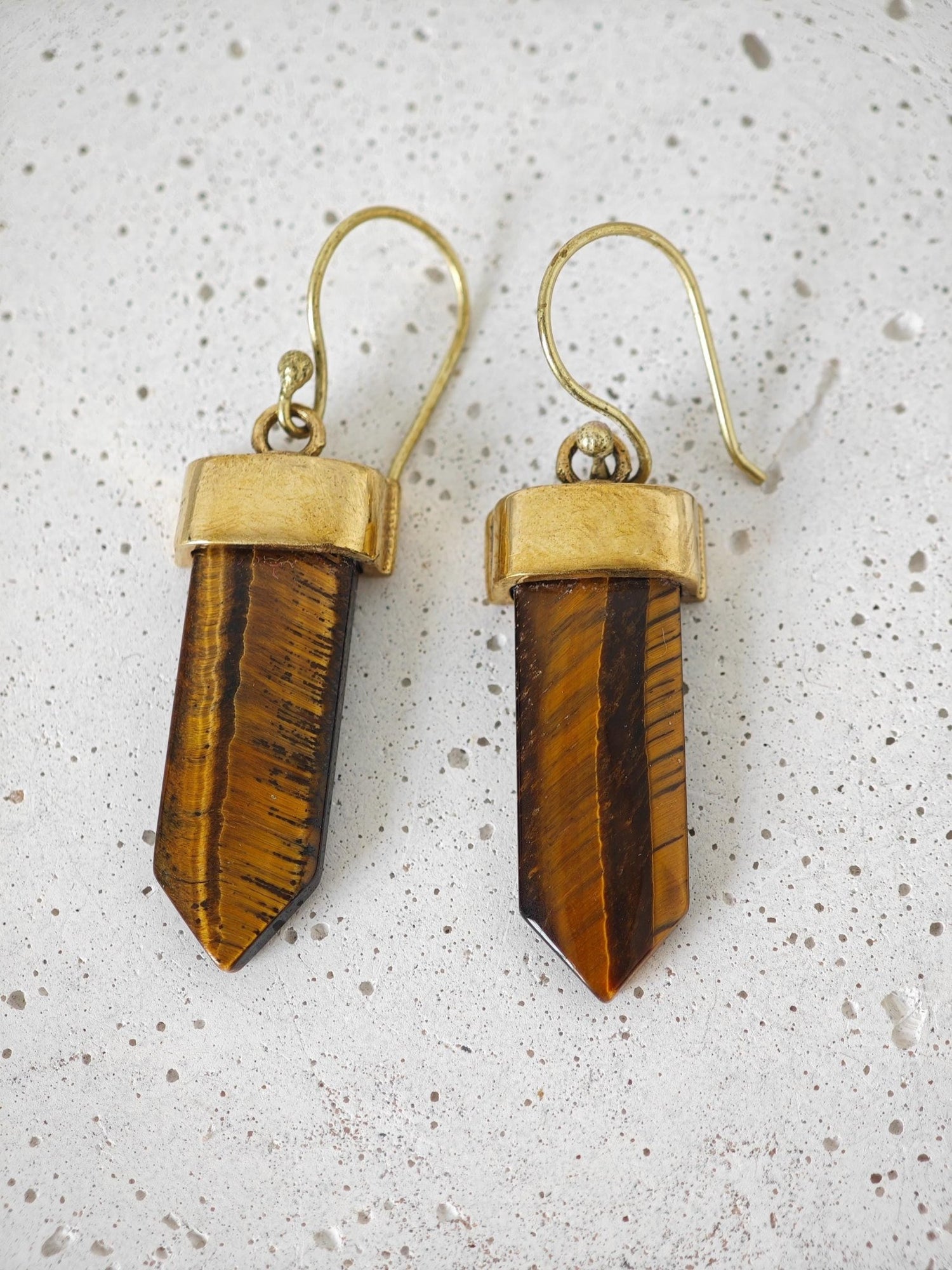 Sommer Boho Ohrringe mit Onyx oder Tigerauge, Goldene Messing Ohrringe mit Edelstein, Festival Schmuck, Golden Summer Earrings - CocosyBerlin