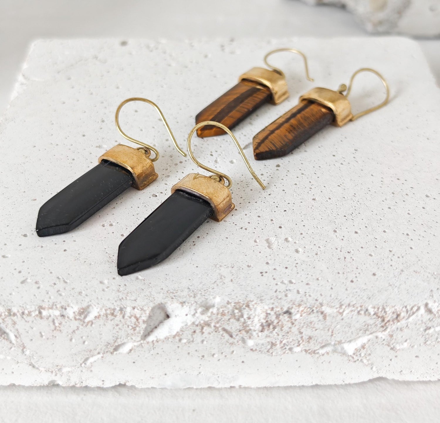 Sommer Boho Ohrringe mit Onyx oder Tigerauge, Goldene Messing Ohrringe mit Edelstein, Festival Schmuck, Golden Summer Earrings - CocosyBerlin