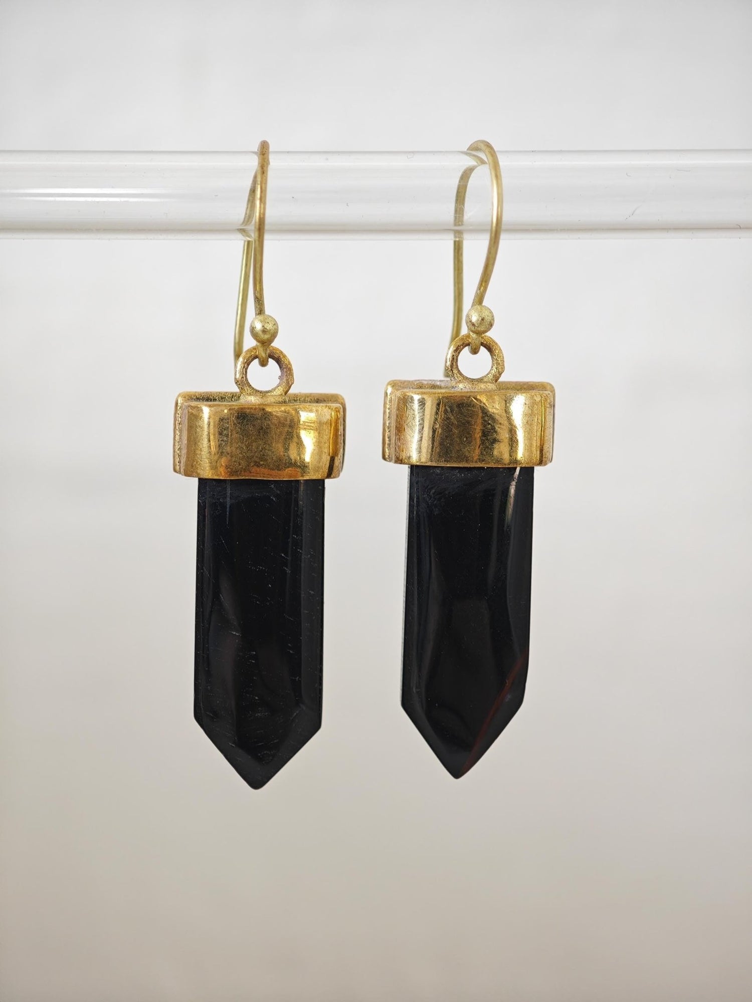 Sommer Boho Ohrringe mit Onyx oder Tigerauge, Goldene Messing Ohrringe mit Edelstein, Festival Schmuck, Golden Summer Earrings - CocosyBerlin
