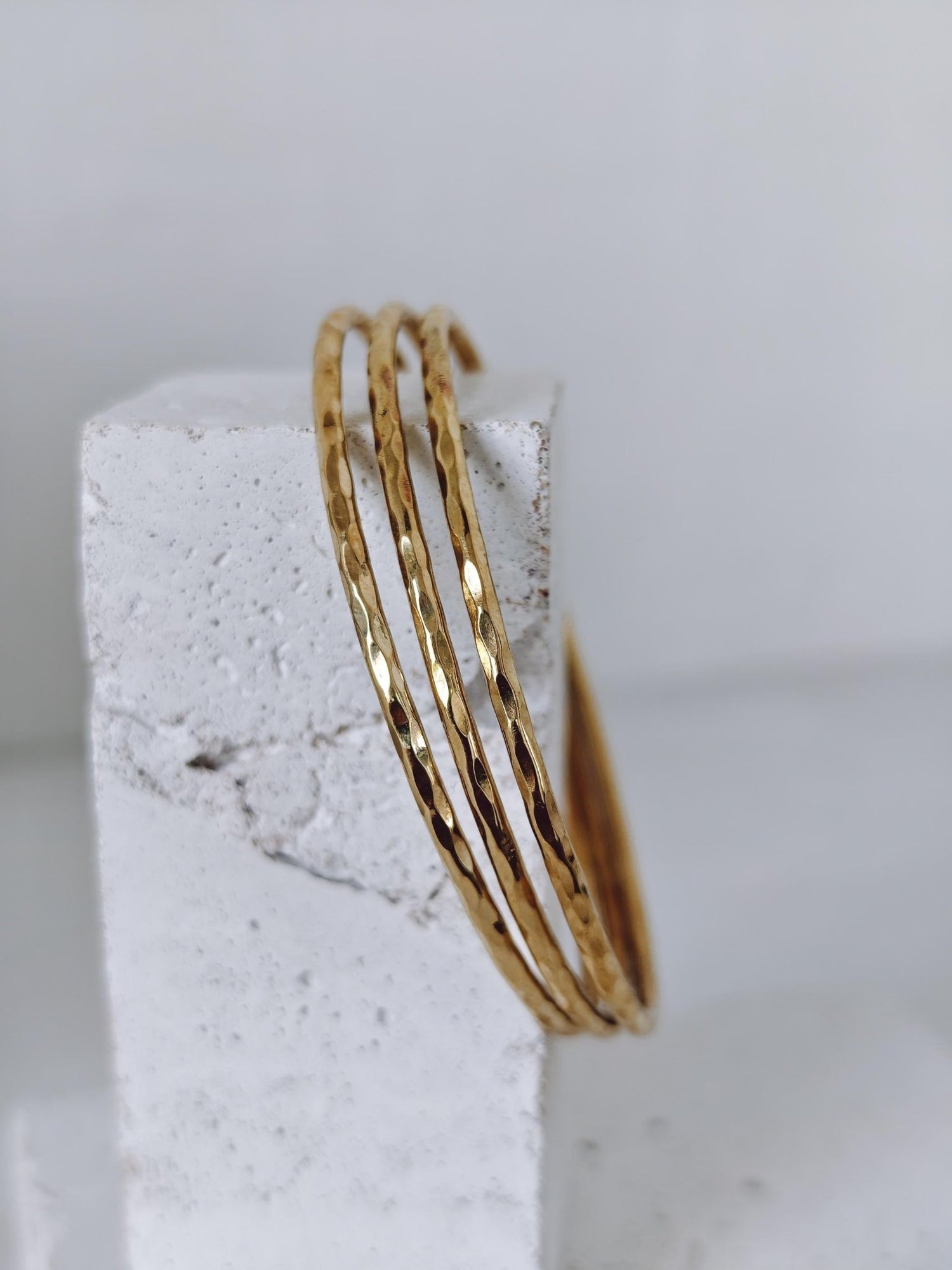 Goldener Statement Armreif aus massivem Messing, gehämmert, Desert Gold Bangles - Hammered Brass Essentials - CocosyBerlin