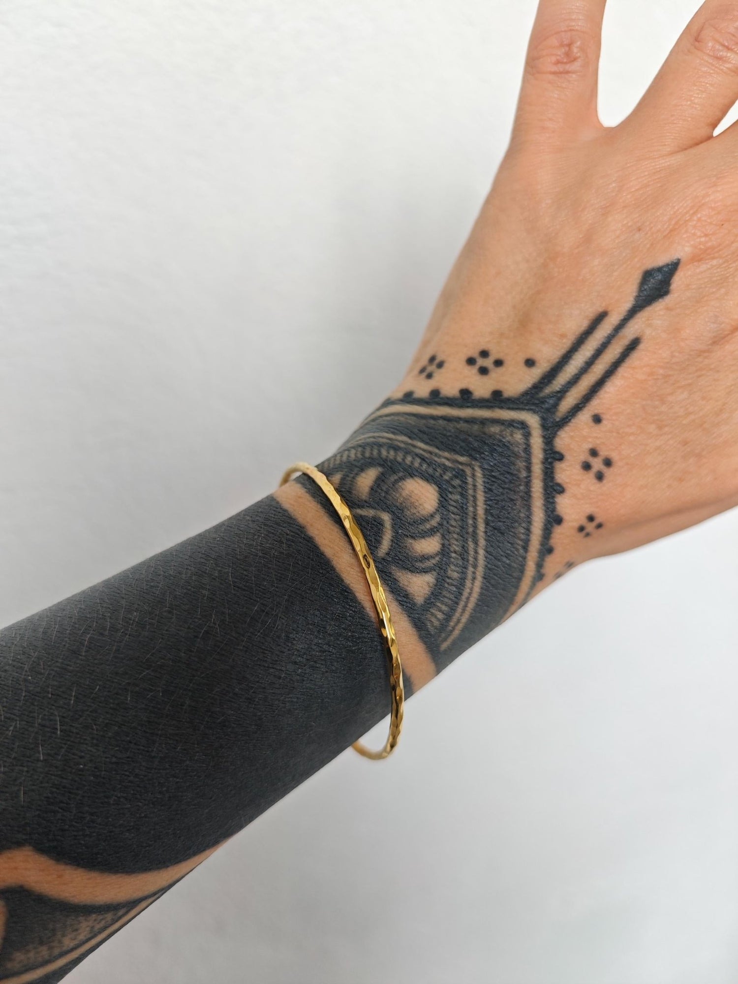 Goldener Statement Armreif aus massivem Messing, gehämmert, Desert Gold Bangles - Hammered Brass Essentials - CocosyBerlin