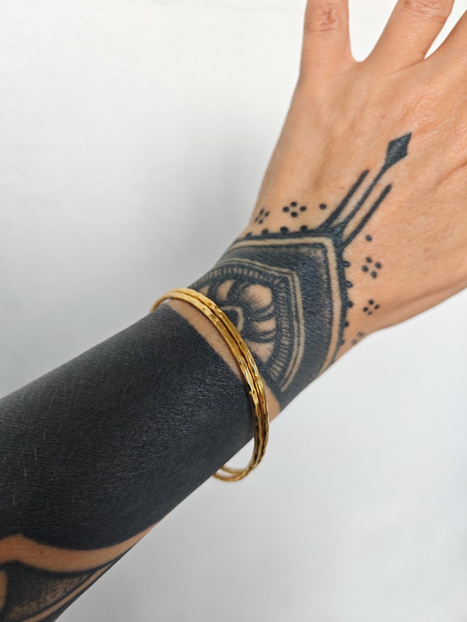 Goldener Statement Armreif aus massivem Messing, gehämmert, Desert Gold Bangles - Hammered Brass Essentials - CocosyBerlin