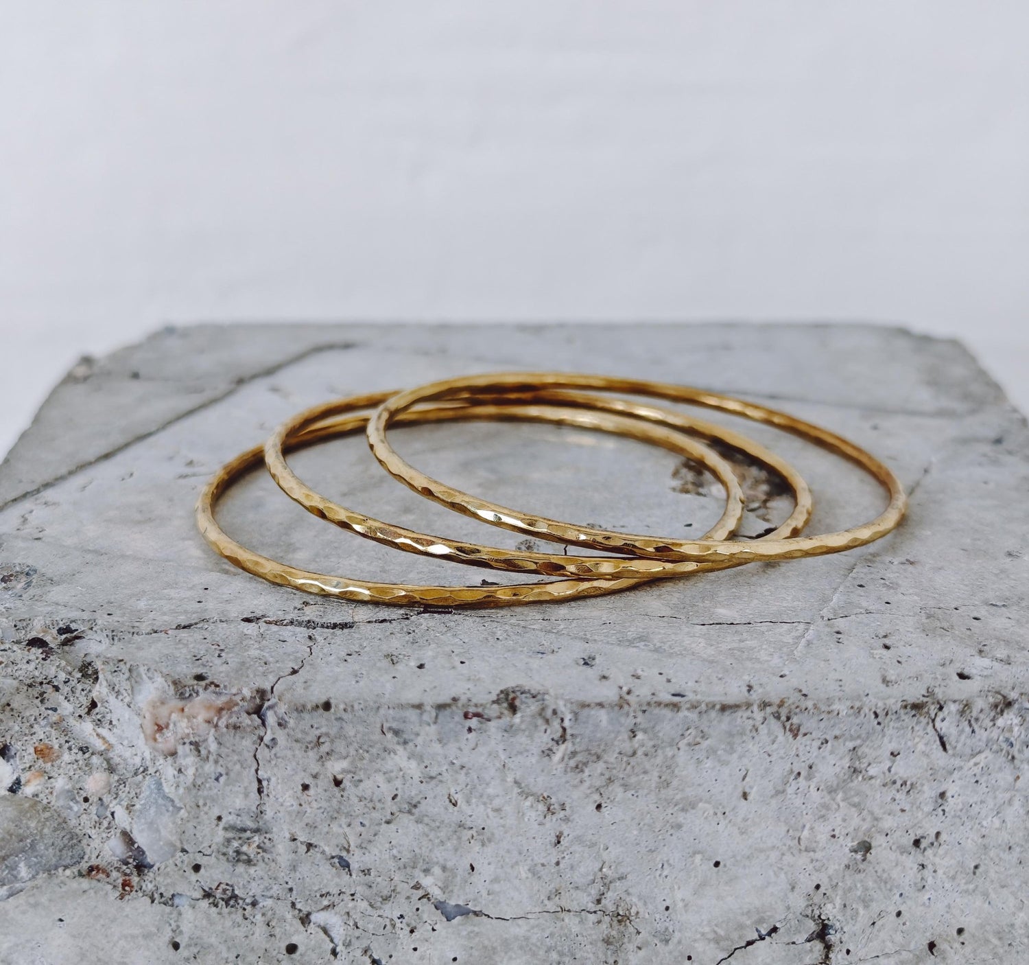 Goldener Statement Armreif aus massivem Messing, gehämmert, Desert Gold Bangles - Hammered Brass Essentials - CocosyBerlin
