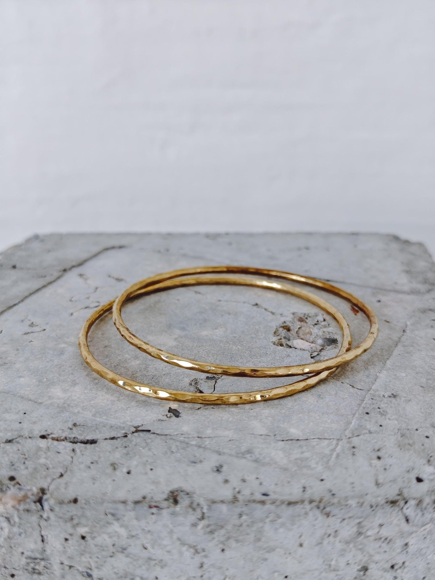 Goldener Statement Armreif aus massivem Messing, gehämmert, Desert Gold Bangles - Hammered Brass Essentials - CocosyBerlin