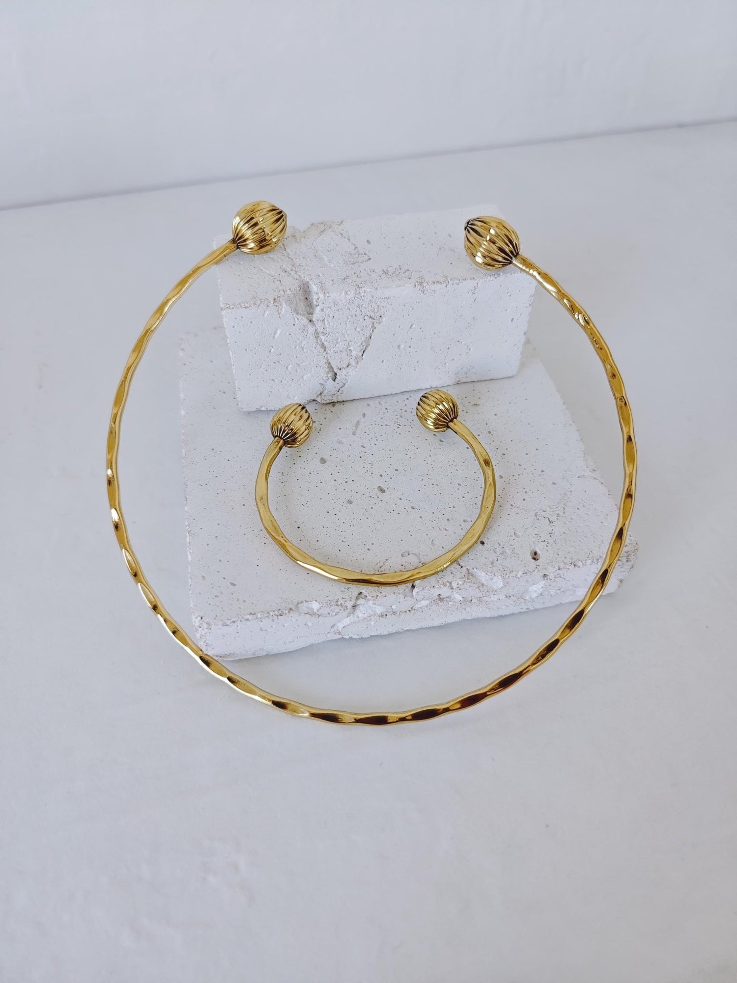 Boho Choker & Armreif Set aus gehämmertem Messing, Choker und Armreif minimalistisch golden - CocosyBerlin