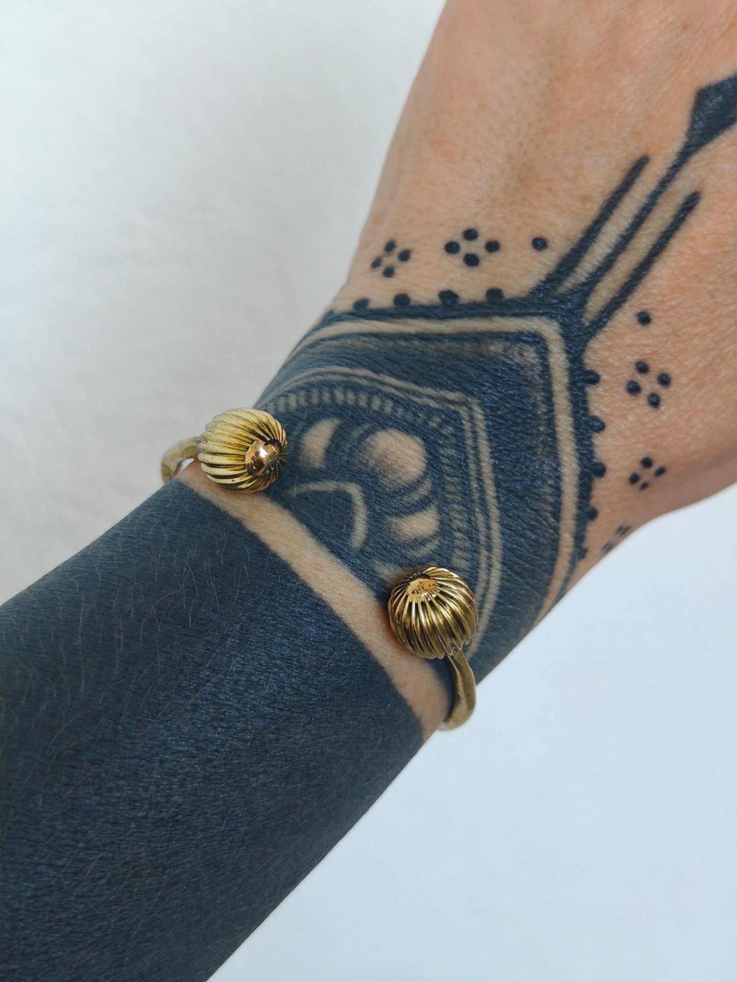 Boho Choker & Armreif Set aus gehämmertem Messing, Choker und Armreif minimalistisch golden