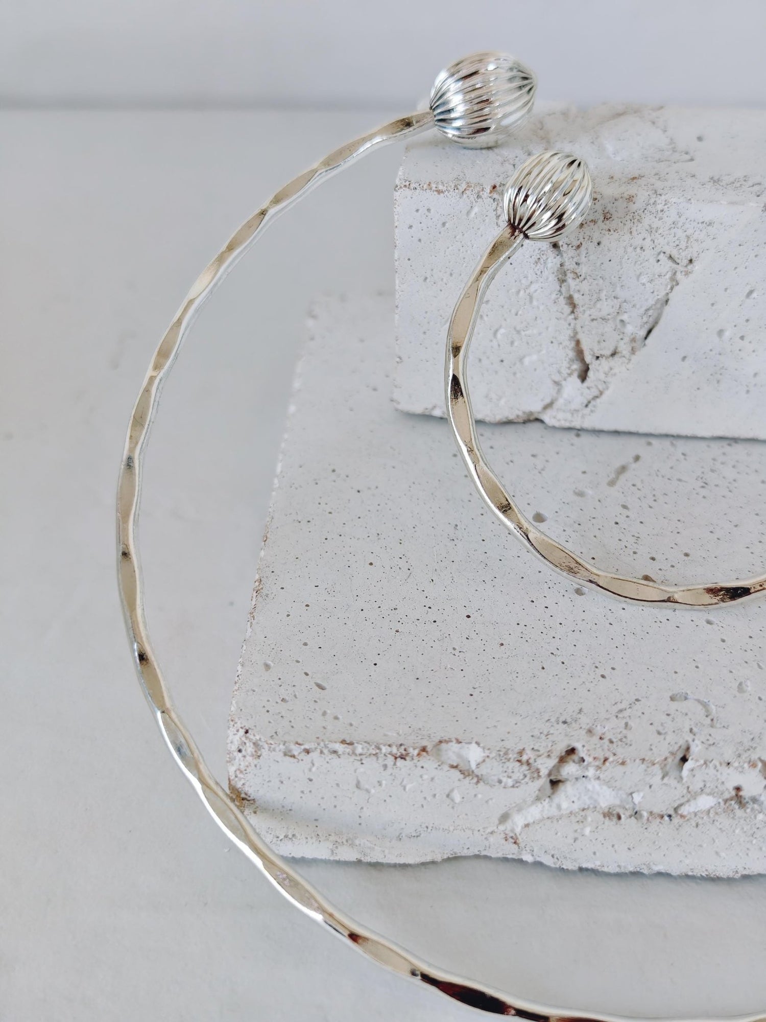 Boho Choker & Armreif Set aus gehämmertem Messing versilbert, Choker und Armreif minimalistisch