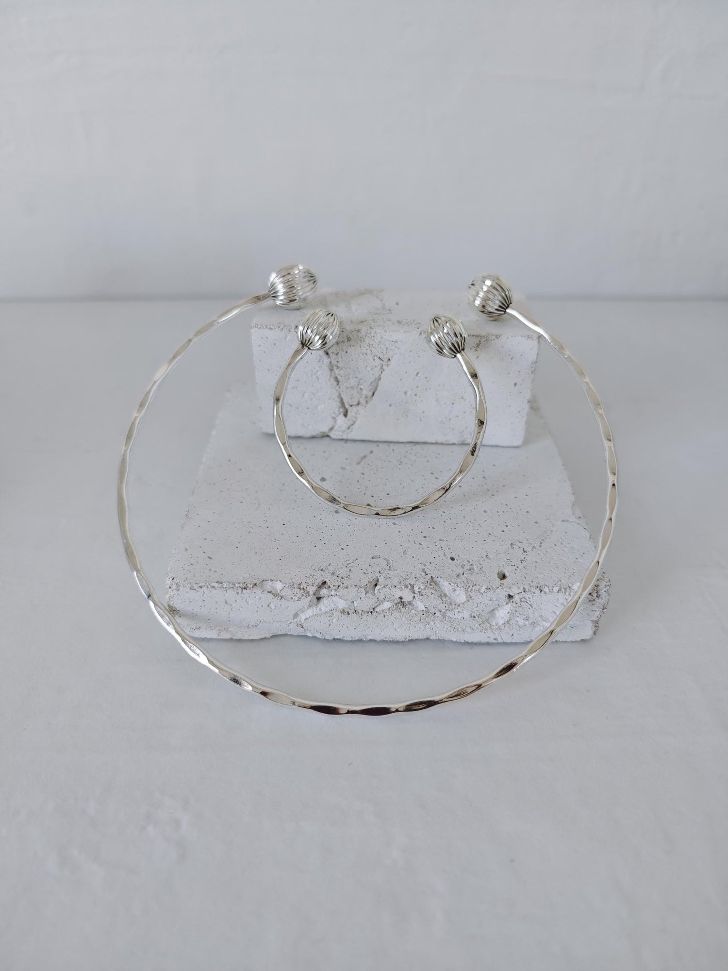 Boho Choker & Armreif Set aus gehämmertem Messing versilbert, Choker und Armreif minimalistisch
