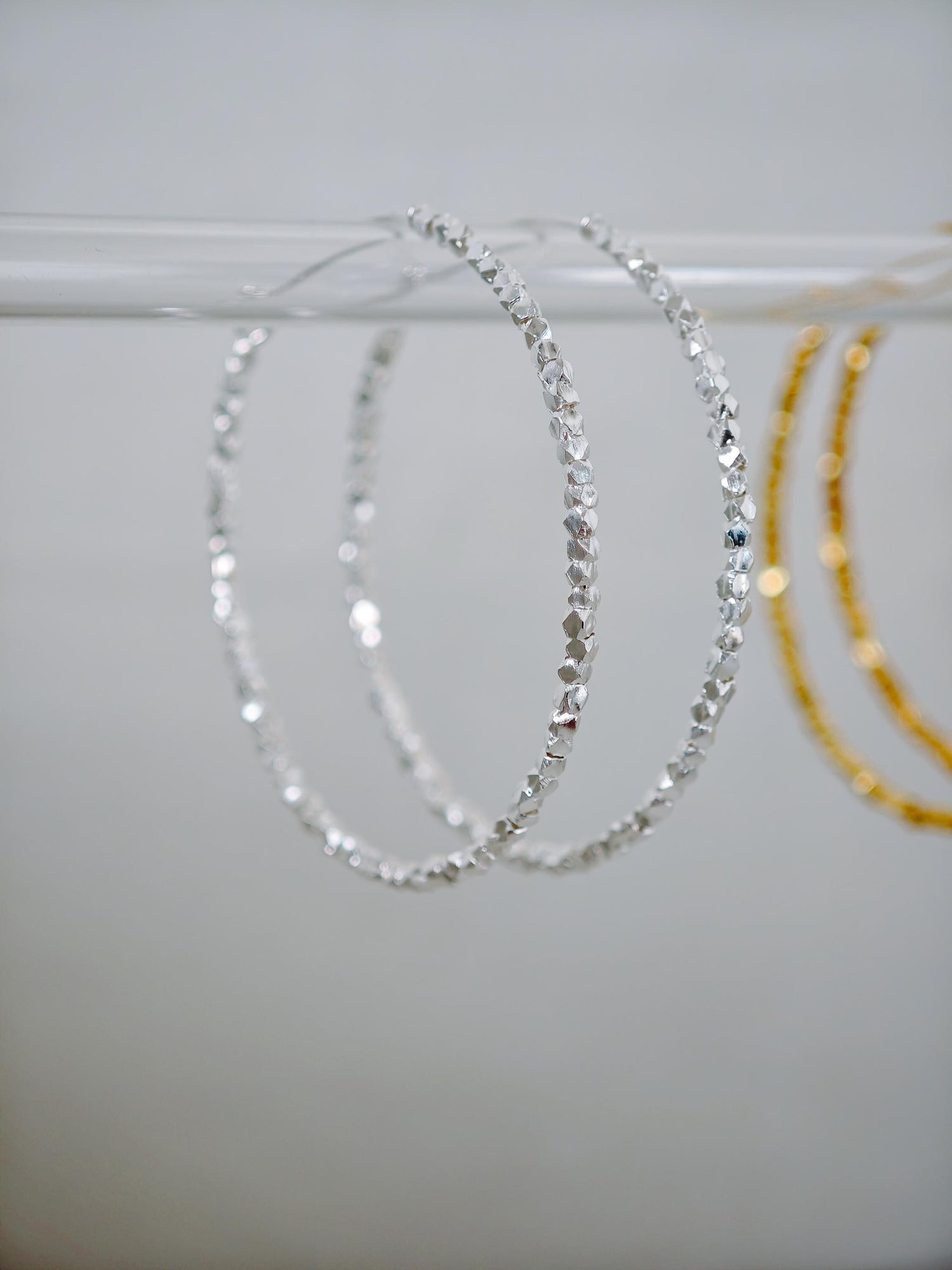 925 Silber Creolen mit facettierten Nuggets, 45 mm Hoop Ohrringe Silber oder 18K vergoldet, Perlen Ohrringe