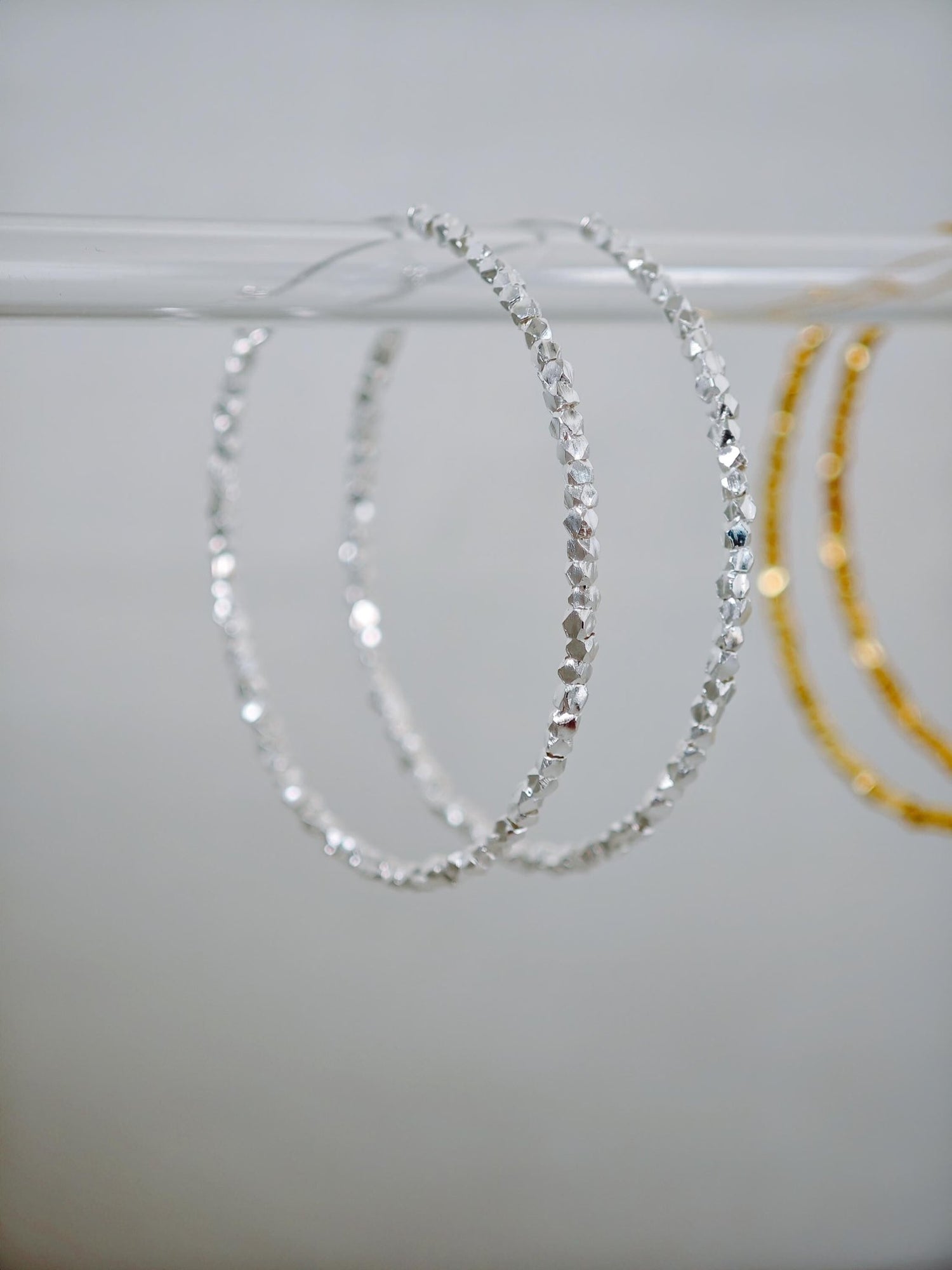 925 Silber Creolen mit facettierten Nuggets, 45 mm Hoop Ohrringe Silber oder 18K vergoldet, Hand Beaded Hoops - CocosyBerlin