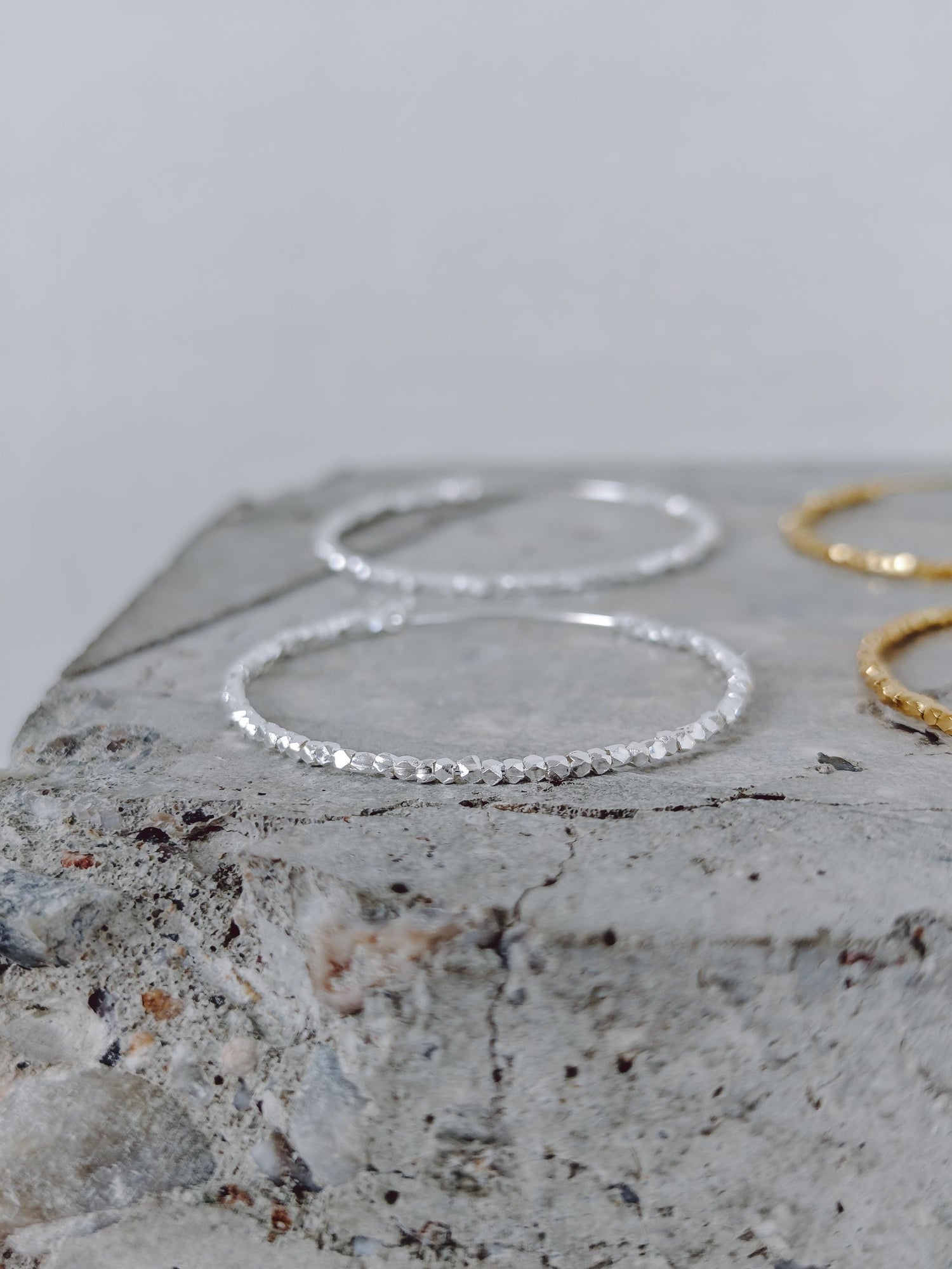 925 Silber Creolen mit facettierten Nuggets, 45 mm Hoop Ohrringe Silber oder 18K vergoldet, Perlen Ohrringe
