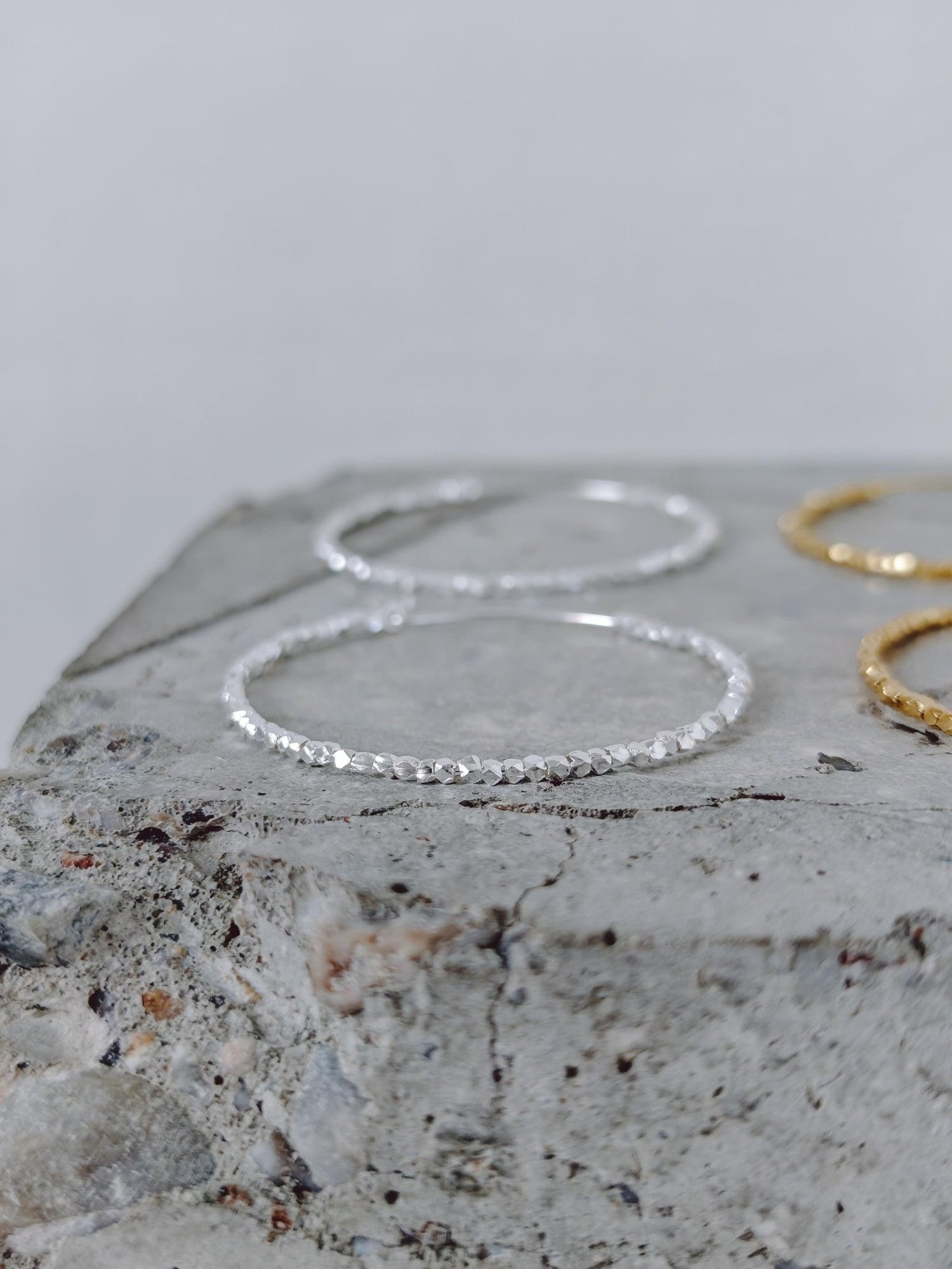 925 Silber Creolen mit facettierten Nuggets, 45 mm Hoop Ohrringe Silber oder 18K vergoldet, Hand Beaded Hoops - CocosyBerlin