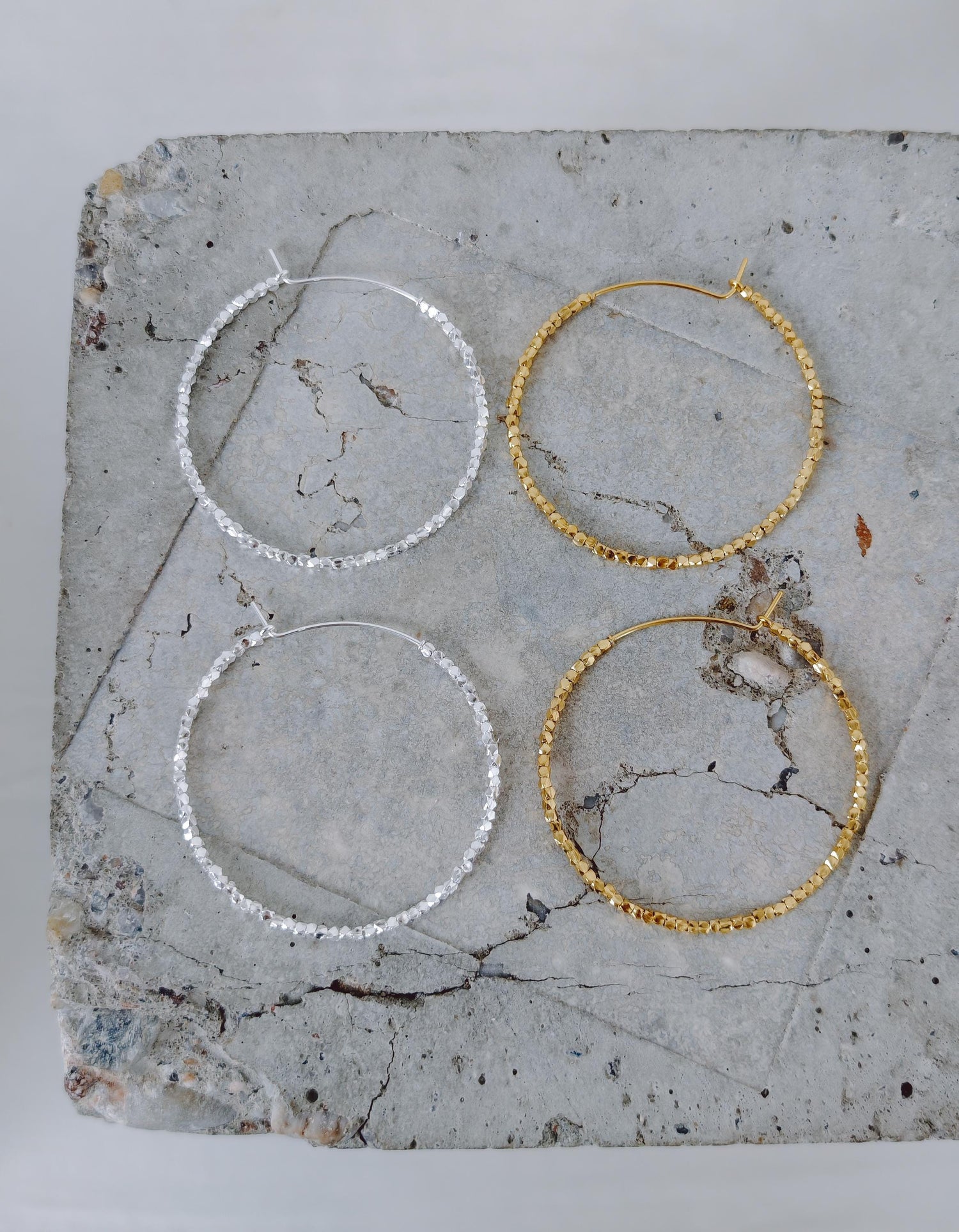 925 Silber Creolen mit facettierten Nuggets, 45 mm Hoop Ohrringe Silber oder 18K vergoldet, Perlen Ohrringe