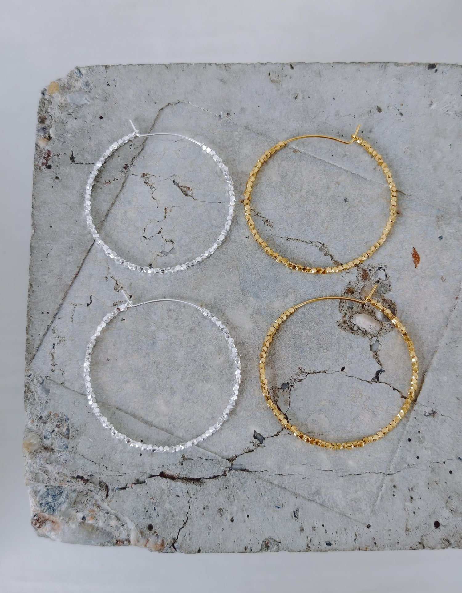 925 Silber Creolen mit facettierten Nuggets, 45 mm Hoop Ohrringe Silber oder 18K vergoldet, Hand Beaded Hoops - CocosyBerlin