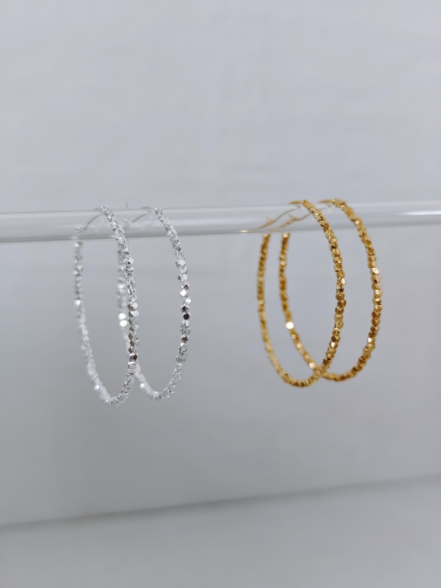 925 Silber Creolen mit facettierten Nuggets, 45 mm Hoop Ohrringe Silber oder 18K vergoldet, Hand Beaded Hoops - CocosyBerlin