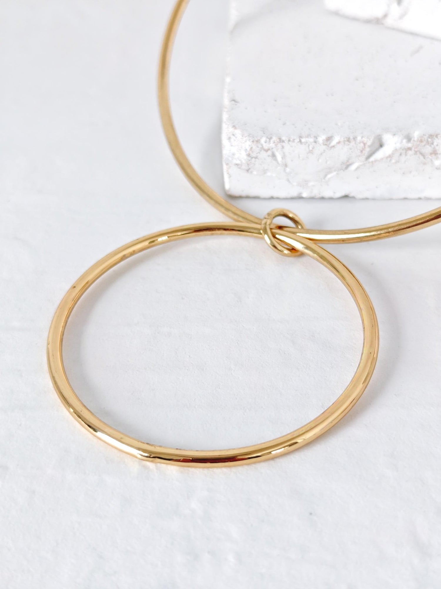 Goldener Minimalistischer Choker mit Ring Anhänger, Messing Halsreif mit großem Anhänger, Golden Circle Choker - CocosyBerlin
