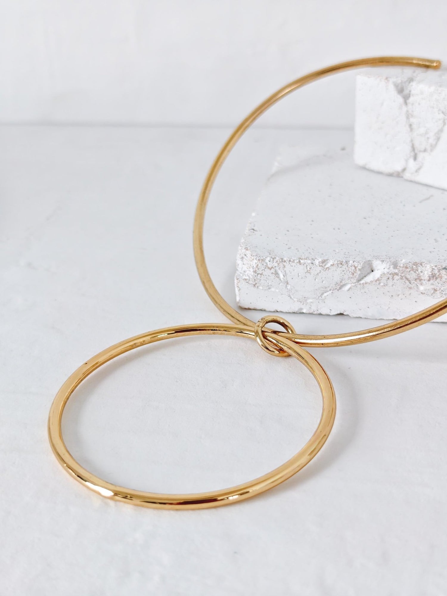 Goldener Minimalistischer Choker mit Ring Anhänger, Messing Halsreif mit großem Anhänger, Golden Circle Choker - CocosyBerlin