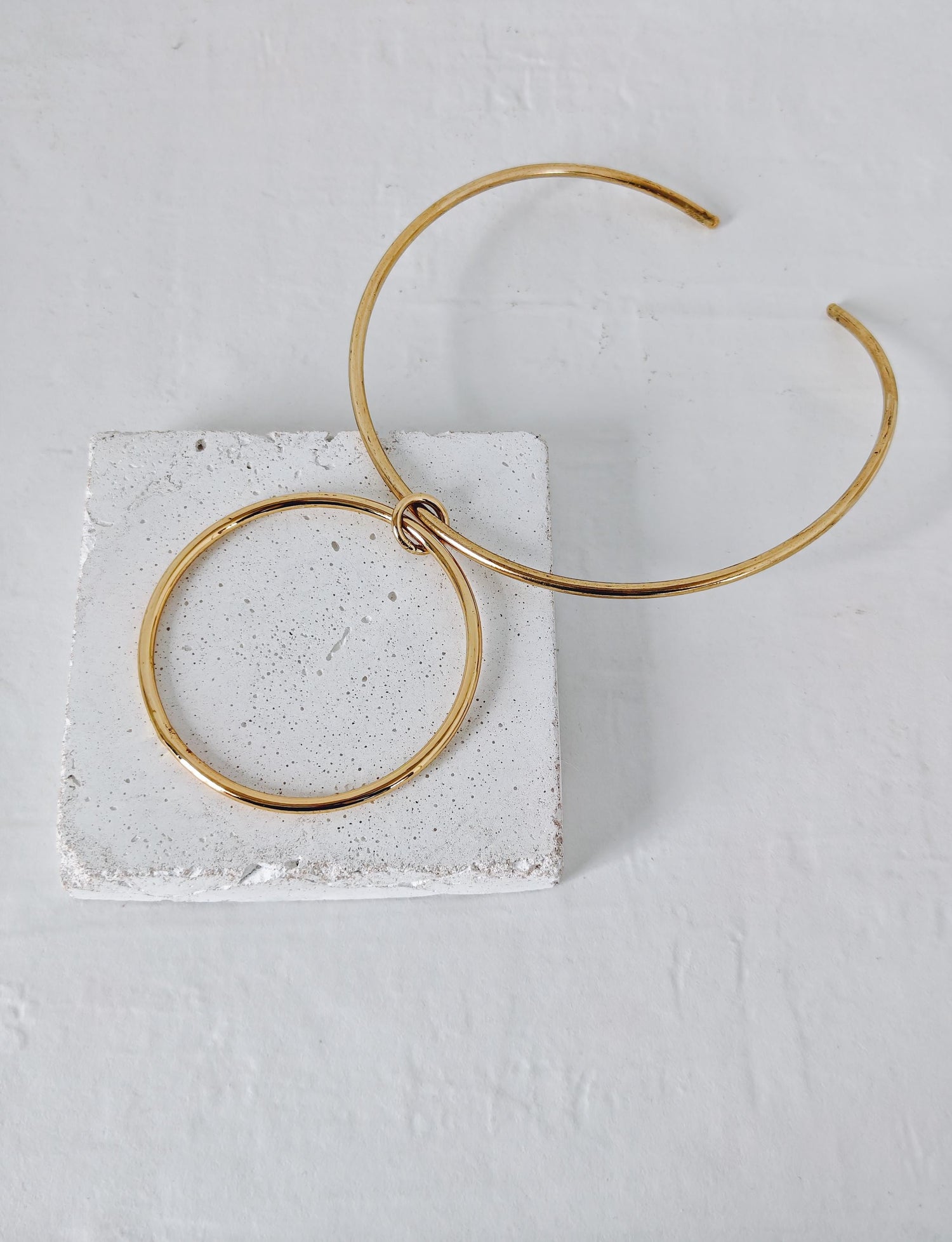Minimalistischer Choker mit Ring Anhänger, Messing Halsreif mit großem Kreis Kettenanhänger, Y2K Kette Golden