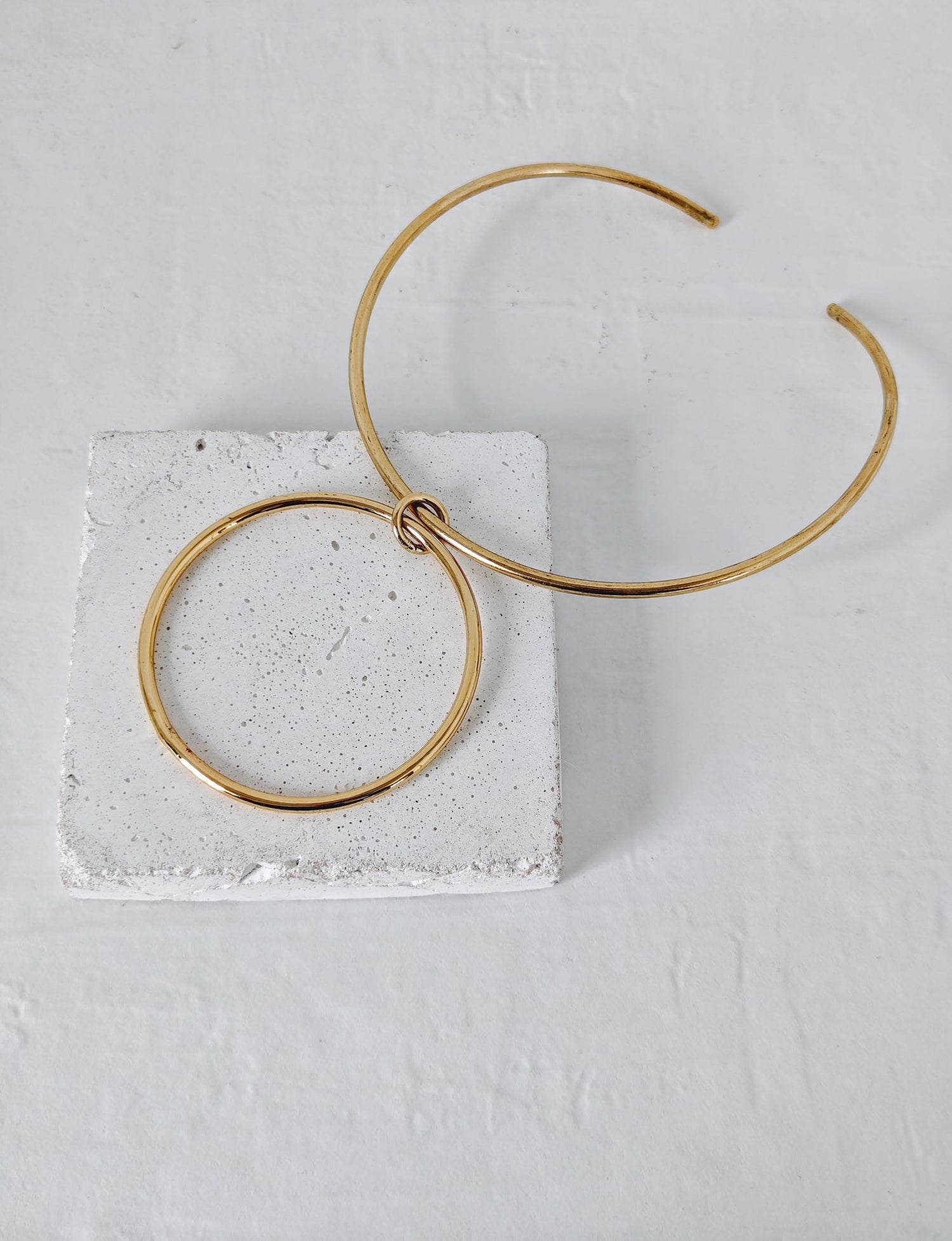 Goldener Minimalistischer Choker mit Ring Anhänger, Messing Halsreif mit großem Anhänger, Golden Circle Choker - CocosyBerlin