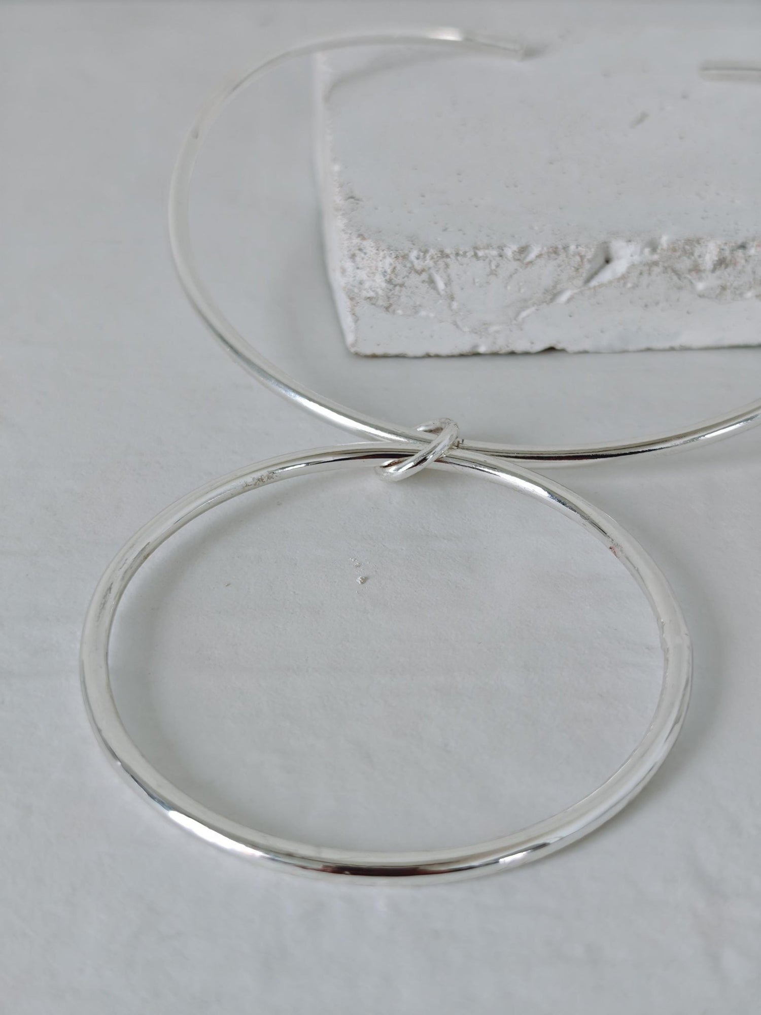 Versilberter Minimalistischer Choker mit Ring Anhänger, Messing Halsreif in Silber, Silver Circle Choker - CocosyBerlin