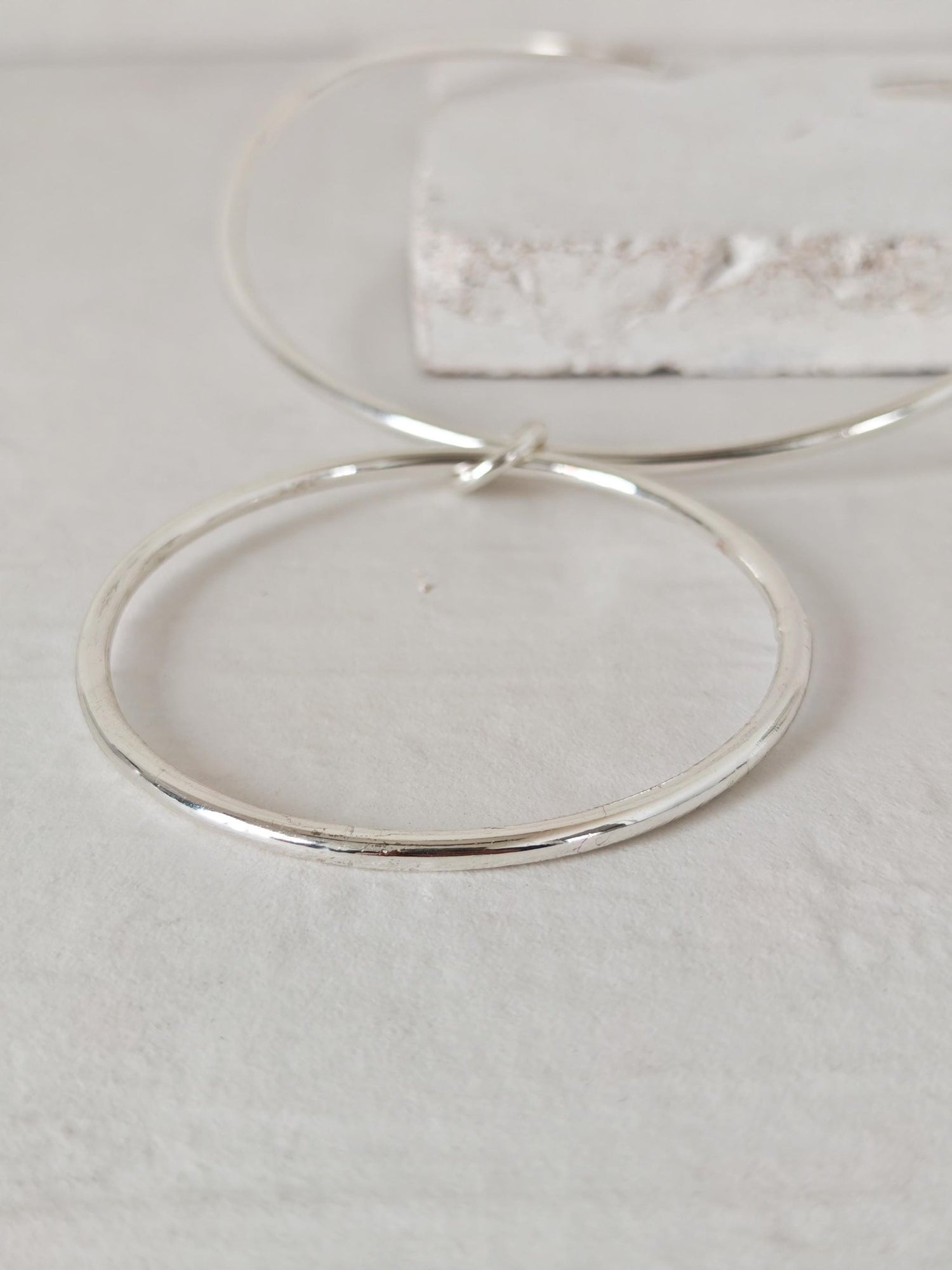 Versilberter Minimalistischer Choker mit Ring Anhänger, Messing Halsreif in Silber, Silver Circle Choker - CocosyBerlin
