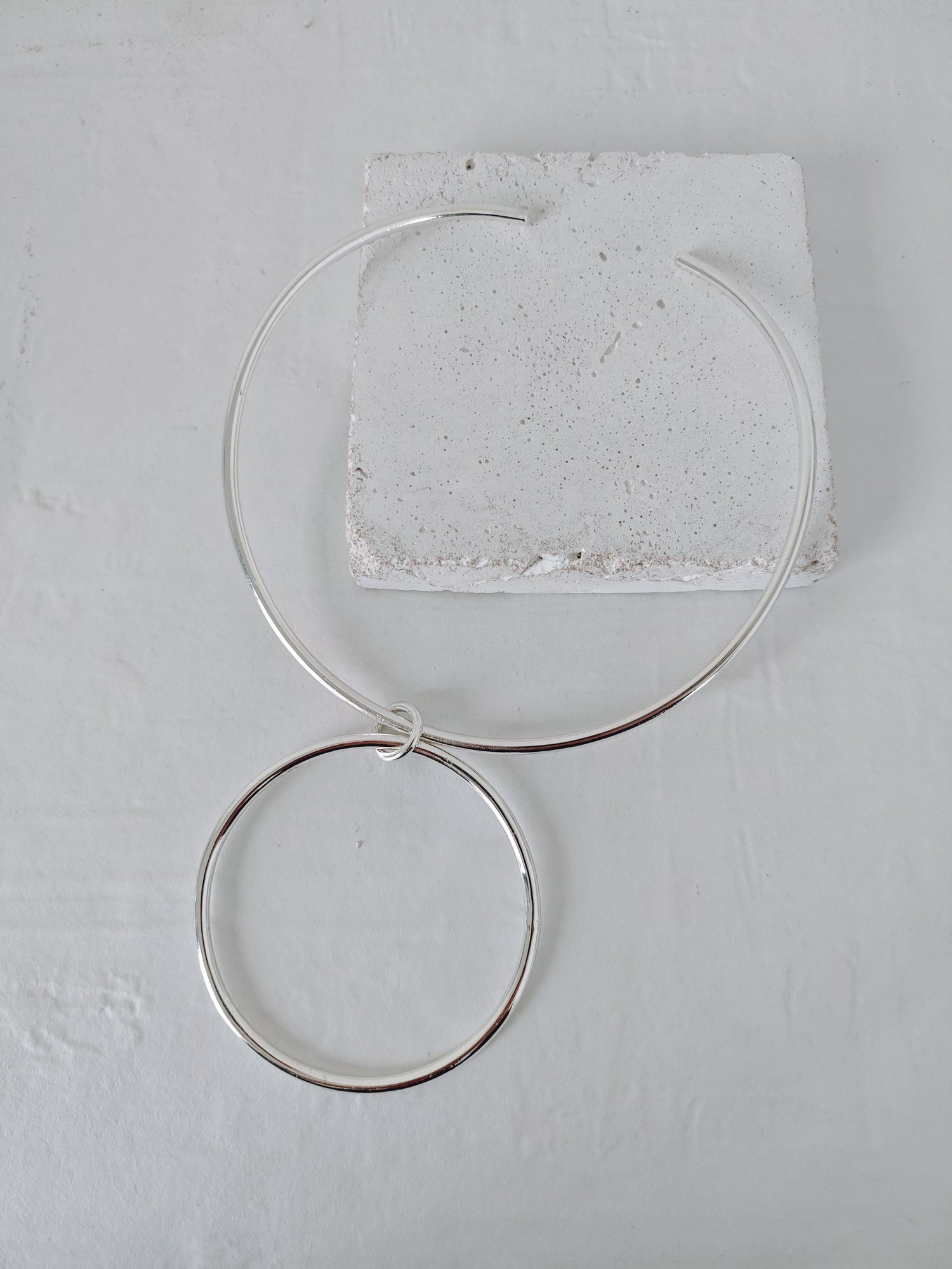 Minimalistischer Choker mit Ring Anhänger, Messing Halsreif mit großem Kreis Kettenanhänger, Y2K Kette versilbert