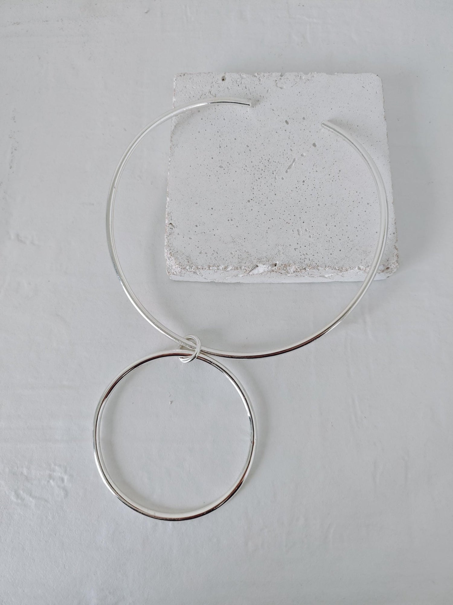 Versilberter Minimalistischer Choker mit Ring Anhänger, Messing Halsreif in Silber, Silver Circle Choker - CocosyBerlin