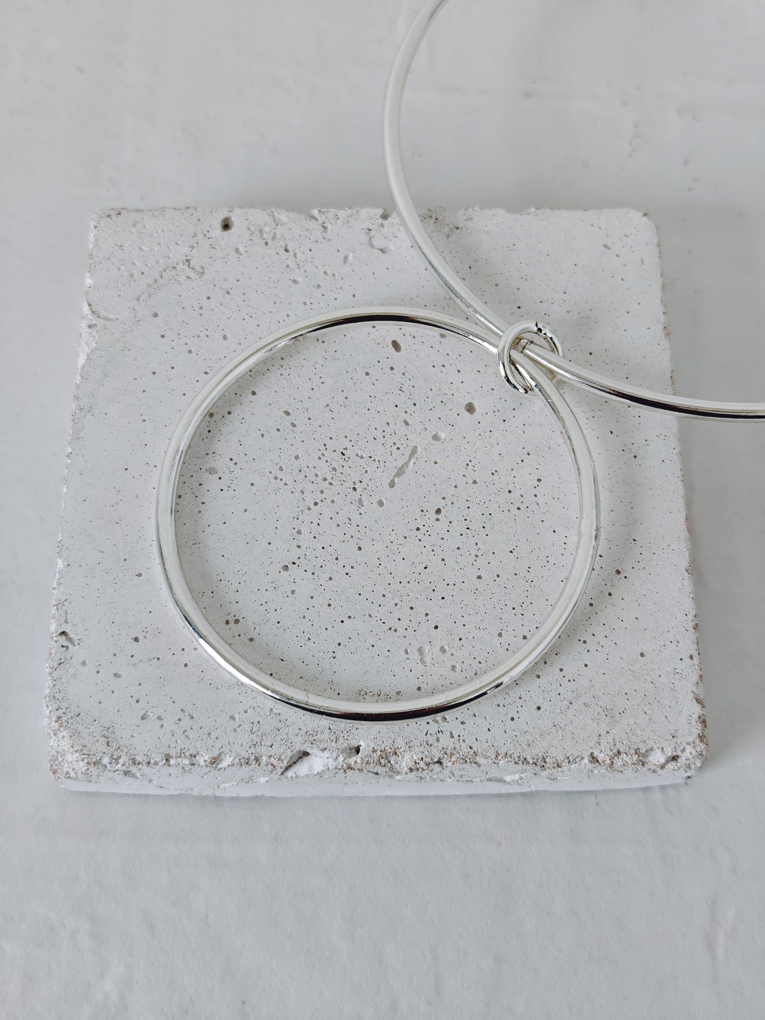 Minimalistischer Choker mit Ring Anhänger, Messing Halsreif mit großem Kreis Kettenanhänger, Y2K Kette versilbert