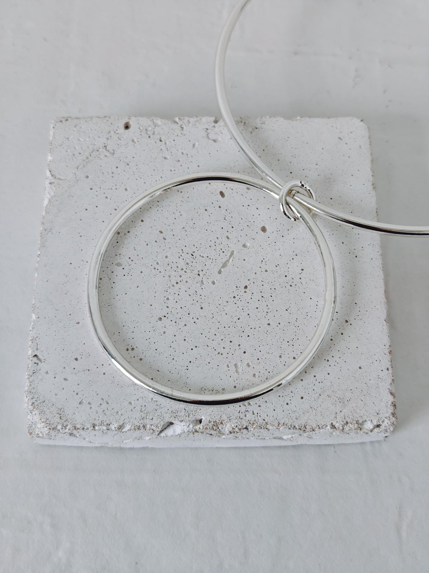 Versilberter Minimalistischer Choker mit Ring Anhänger, Messing Halsreif in Silber, Silver Circle Choker - CocosyBerlin