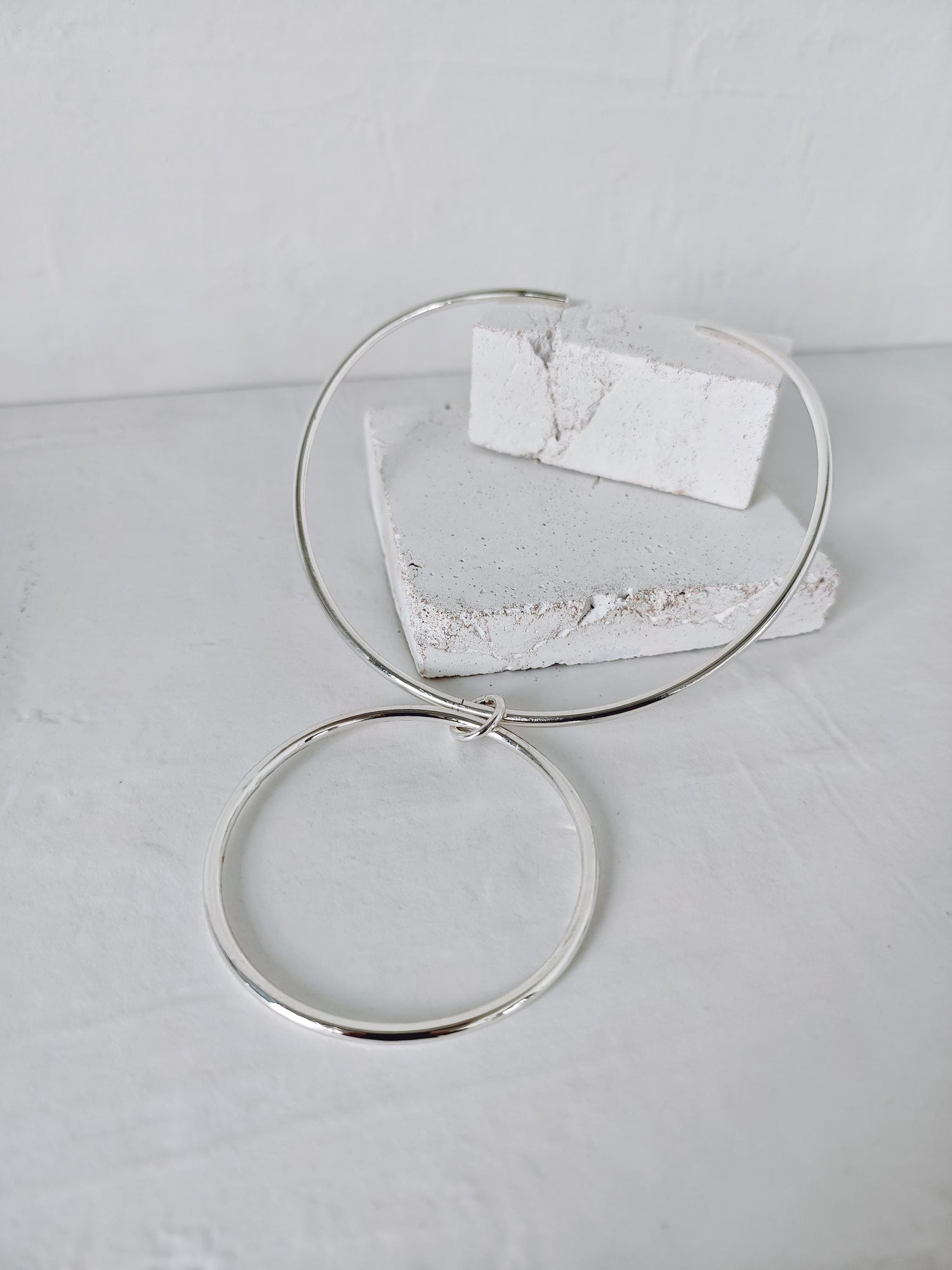 Minimalistischer Choker mit Ring Anhänger, Messing Halsreif mit großem Kreis Kettenanhänger, Y2K Kette versilbert