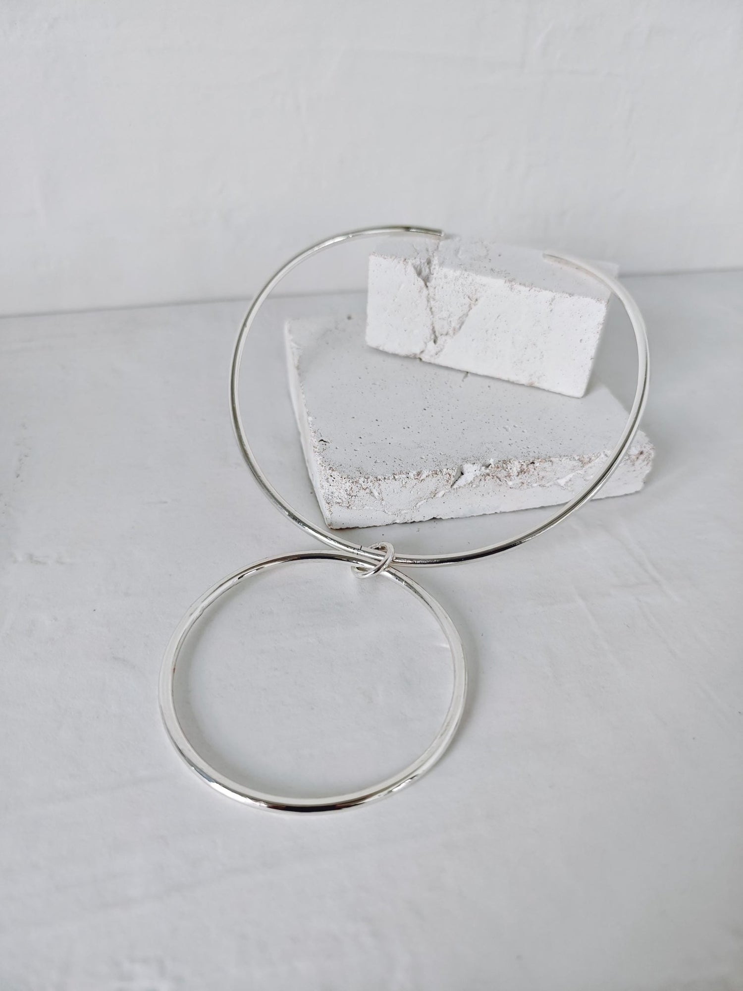 Versilberter Minimalistischer Choker mit Ring Anhänger, Messing Halsreif in Silber, Silver Circle Choker - CocosyBerlin