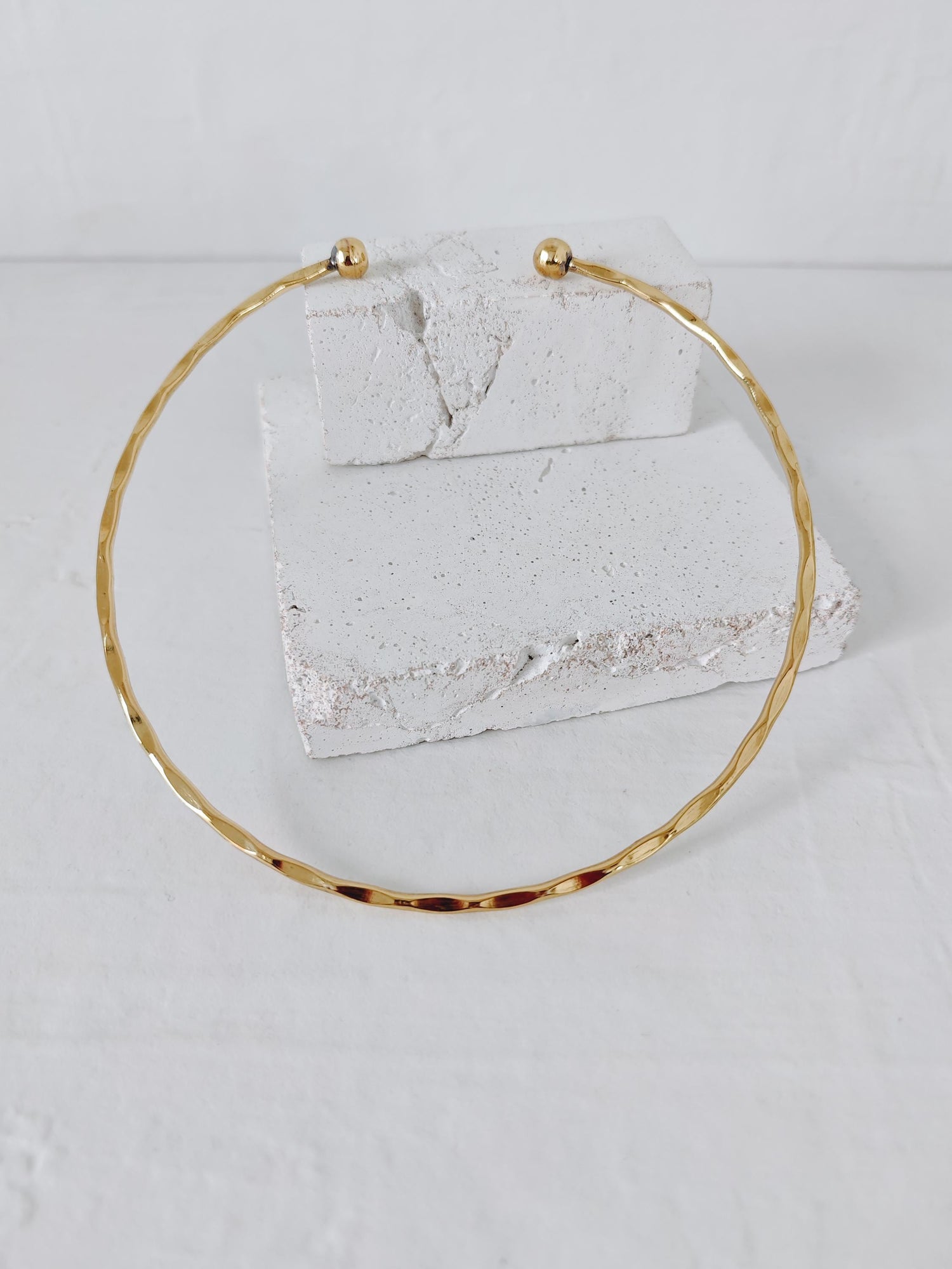 Choker & Armreif Set aus Messing gehämmert, minimalistischer goldener Choker und Armreif