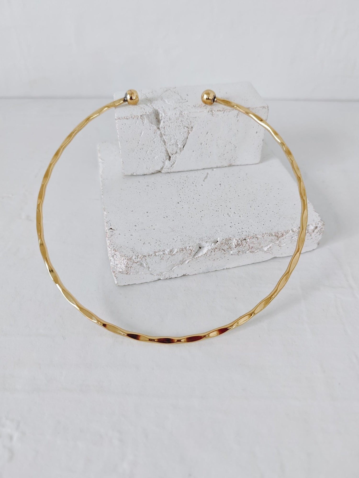 Goldenes Choker & Armreif Set aus gehämmertem Messing, minimalistischer goldener Choker und Armband, Golden Hammered Set – Minimal Summer Statement - CocosyBerlin