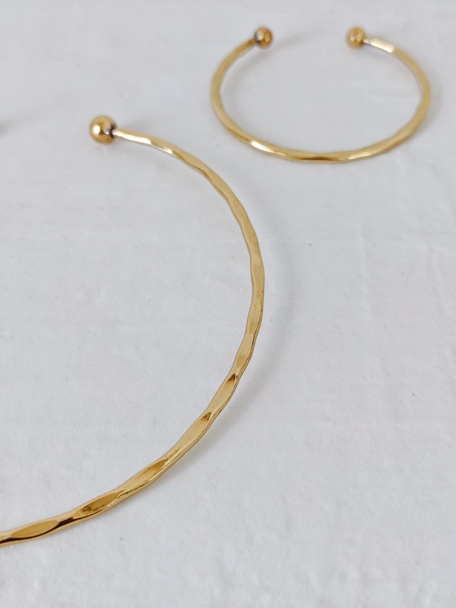 Goldenes Choker & Armreif Set aus gehämmertem Messing, minimalistischer goldener Choker und Armband, Golden Hammered Set – Minimal Summer Statement - CocosyBerlin