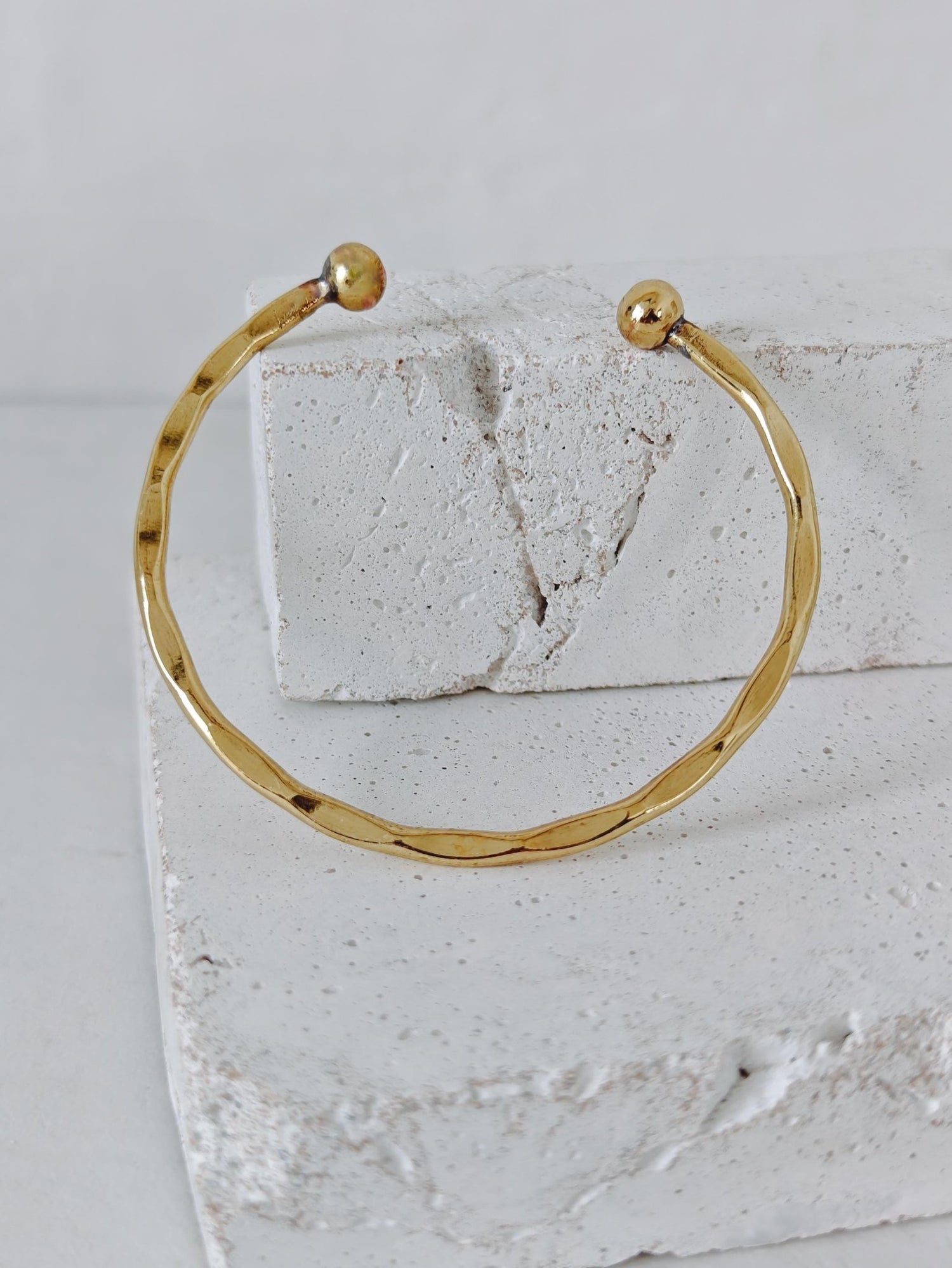 Goldenes Choker & Armreif Set aus gehämmertem Messing, minimalistischer goldener Choker und Armband, Golden Hammered Set – Minimal Summer Statement - CocosyBerlin