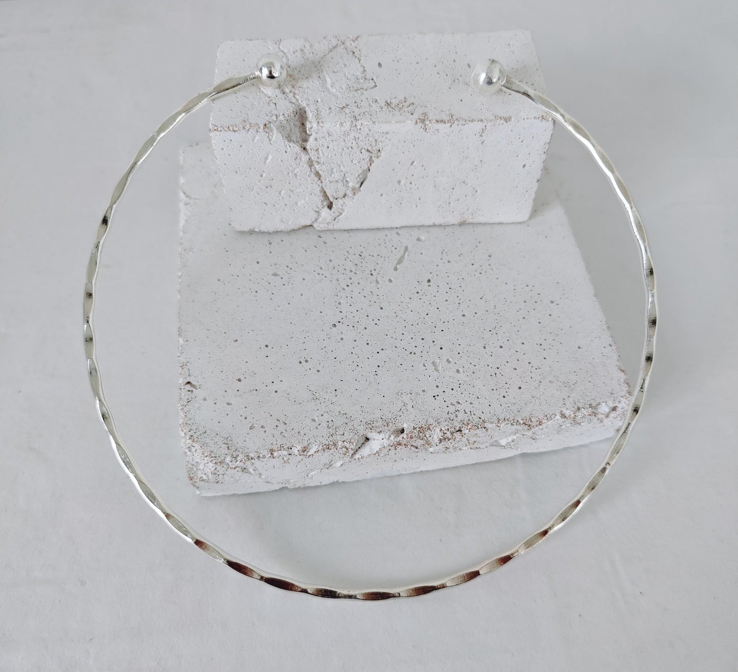 Set Armreif und Choker aus gehämmertem und versilbertem Messing, minimalistischer Set mit Choker und Armband, Silver Plated Hammered Jewelry Set – Minimal Summer Statement - CocosyBerlin