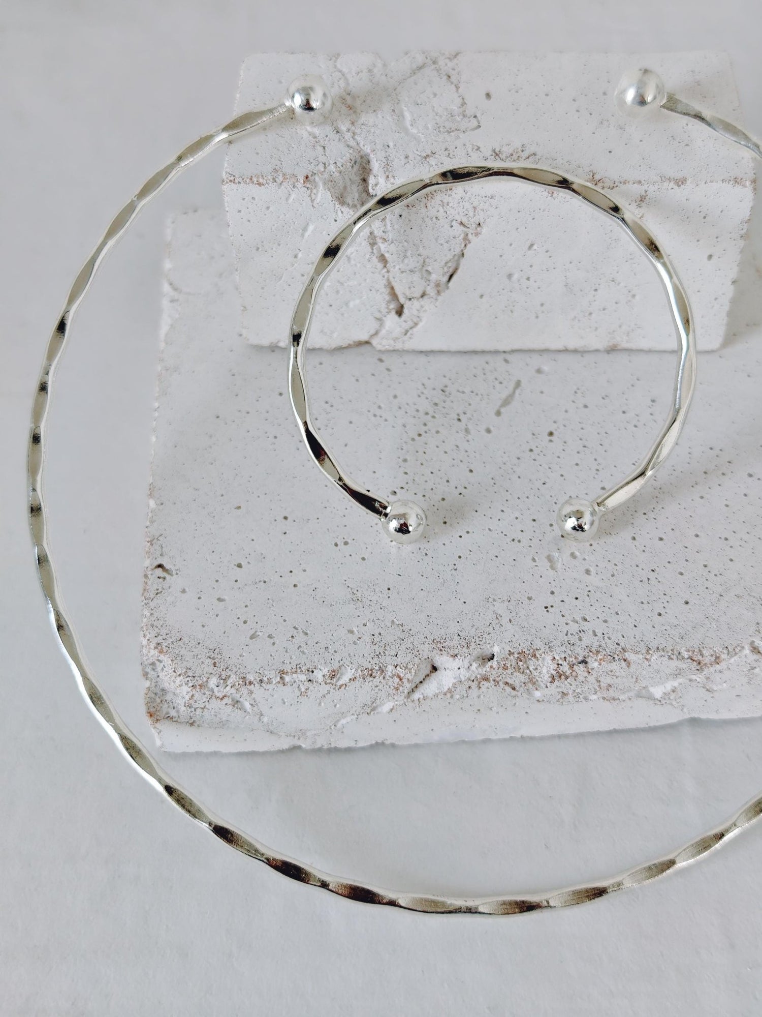 Set Armreif und Choker aus gehämmertem und versilbertem Messing, minimalistischer Set mit Choker und Armband, Silver Plated Hammered Jewelry Set – Minimal Summer Statement - CocosyBerlin