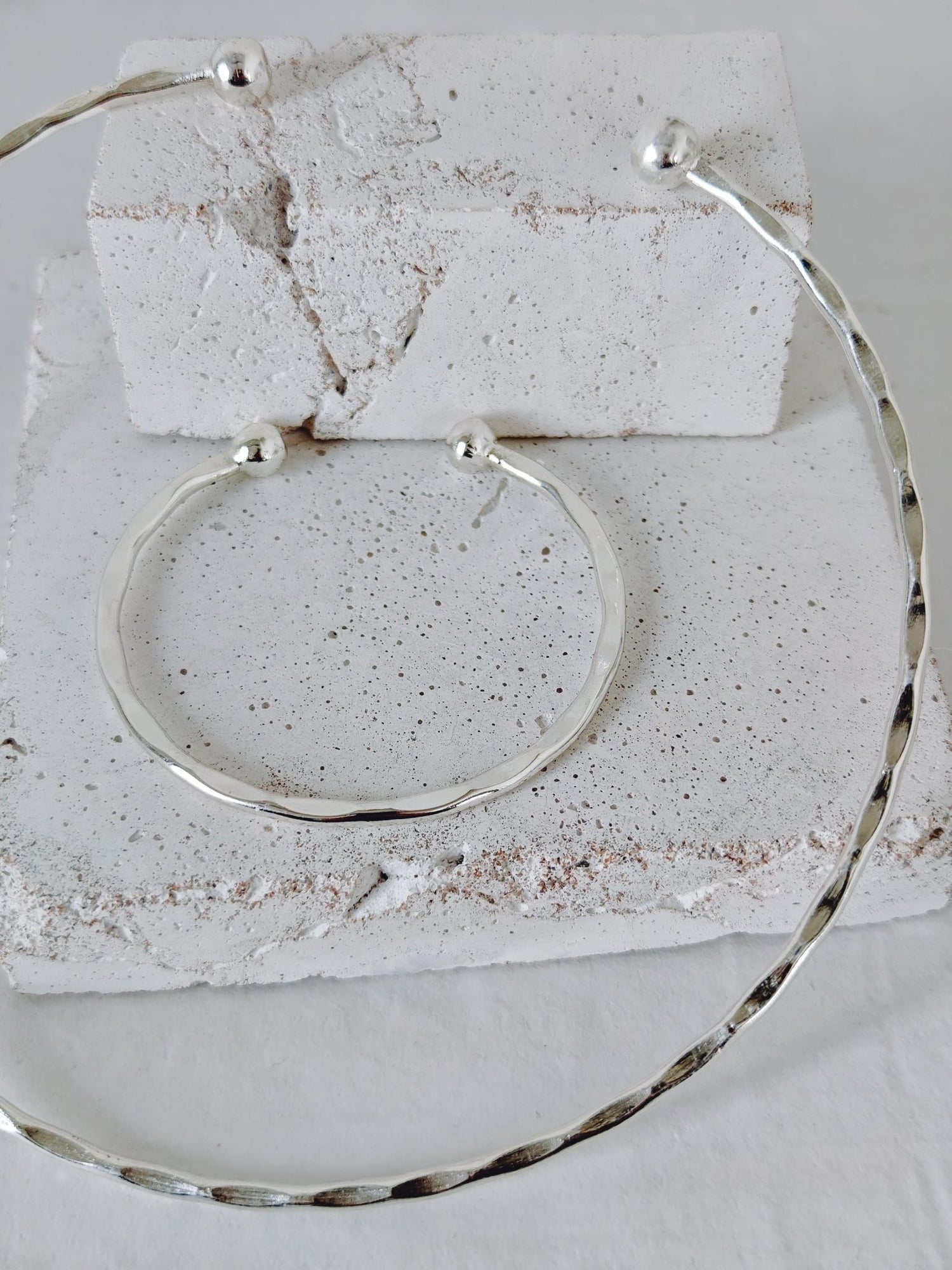 Set Armreif und Choker aus gehämmertem und versilbertem Messing, minimalistischer Set mit Choker und Armband, Silver Plated Hammered Jewelry Set – Minimal Summer Statement - CocosyBerlin
