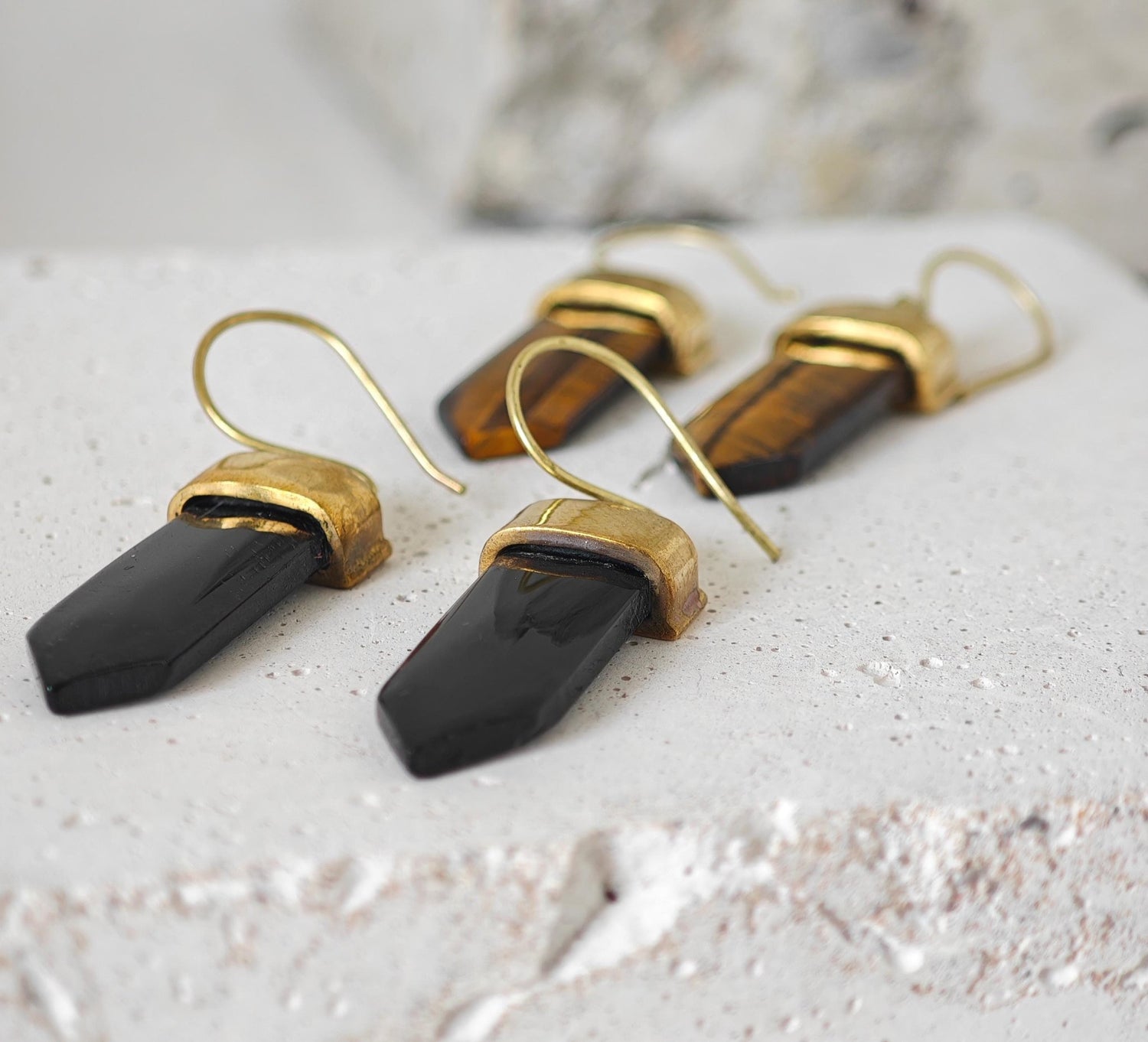 Sommer Boho Ohrringe mit Onyx oder Tigerauge, Goldene Messing Ohrringe mit Edelstein, Festival Schmuck, Golden Summer Earrings - CocosyBerlin