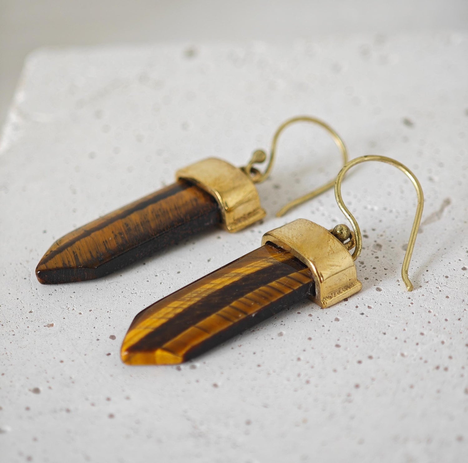 Sommer Boho Ohrringe mit Onyx oder Tigerauge, Goldene Messing Ohrringe mit Edelstein, Festival Schmuck, Golden Summer Earrings - CocosyBerlin