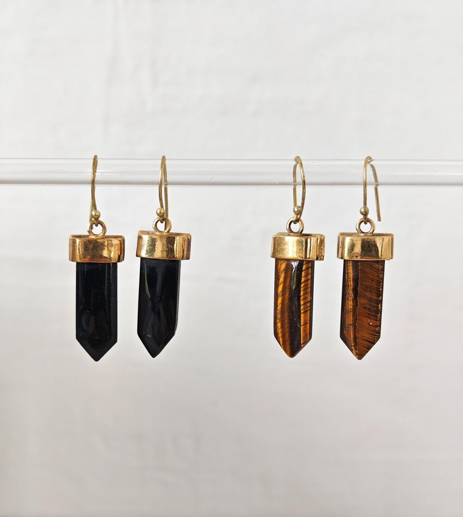 Sommer Boho Ohrringe mit Onyx oder Tigerauge, Goldene Messing Ohrringe mit Edelstein, Festival Schmuck, Golden Summer Earrings - CocosyBerlin