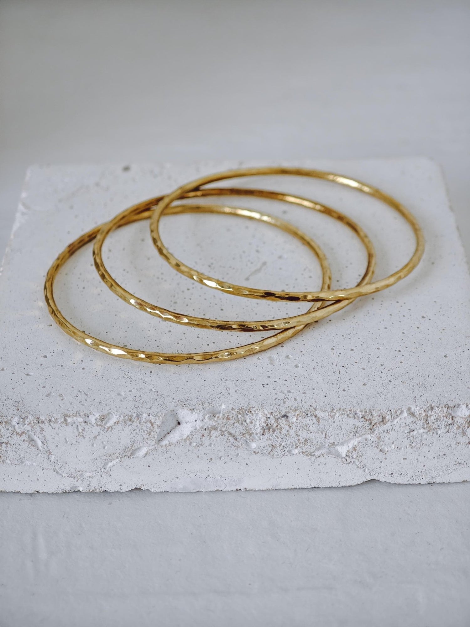 Statement Armreif aus massivem goldenem Messing, Golden Desert Brass Bange, Armband massiv - CocosyBerlin