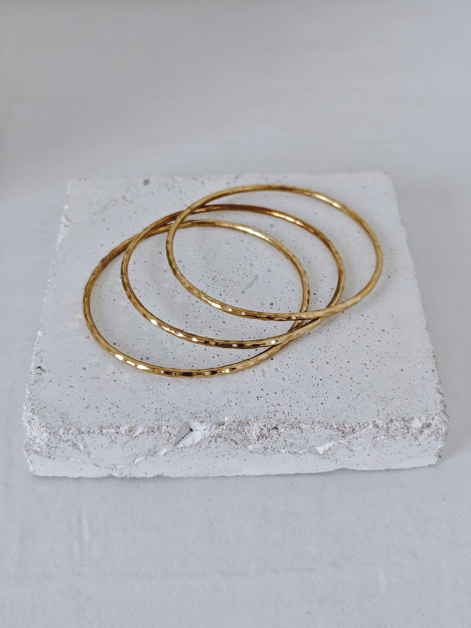Statement Armreif aus massivem goldenem Messing, gehämmert, dünner minimalistischer Armreif