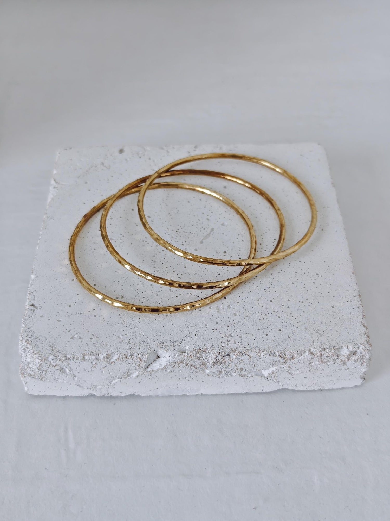 Statement Armreif aus massivem goldenem Messing, Golden Desert Brass Bange, Armband massiv - CocosyBerlin