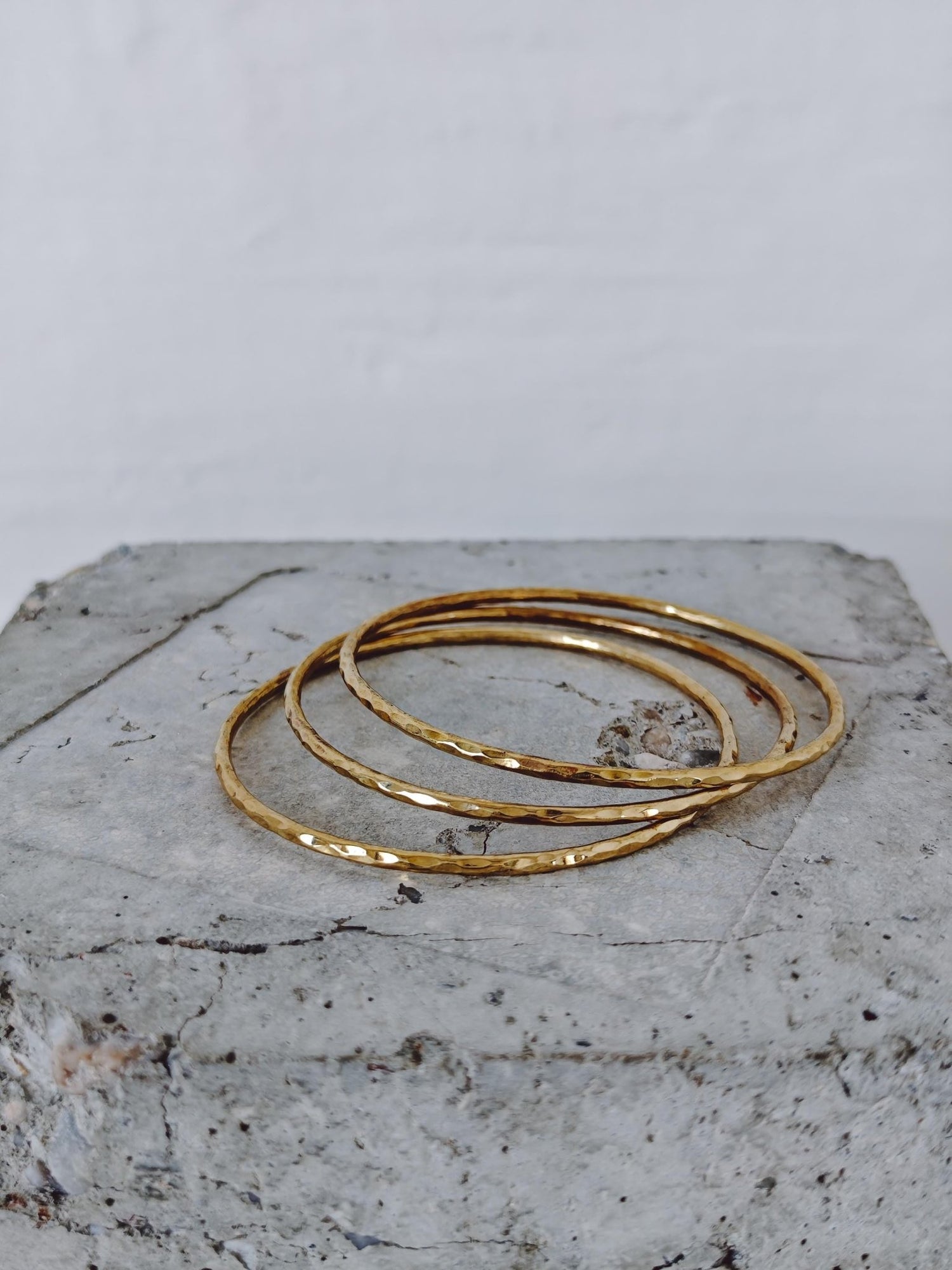Statement Armreif aus massivem goldenem Messing, Golden Desert Brass Bange, Armband massiv - CocosyBerlin