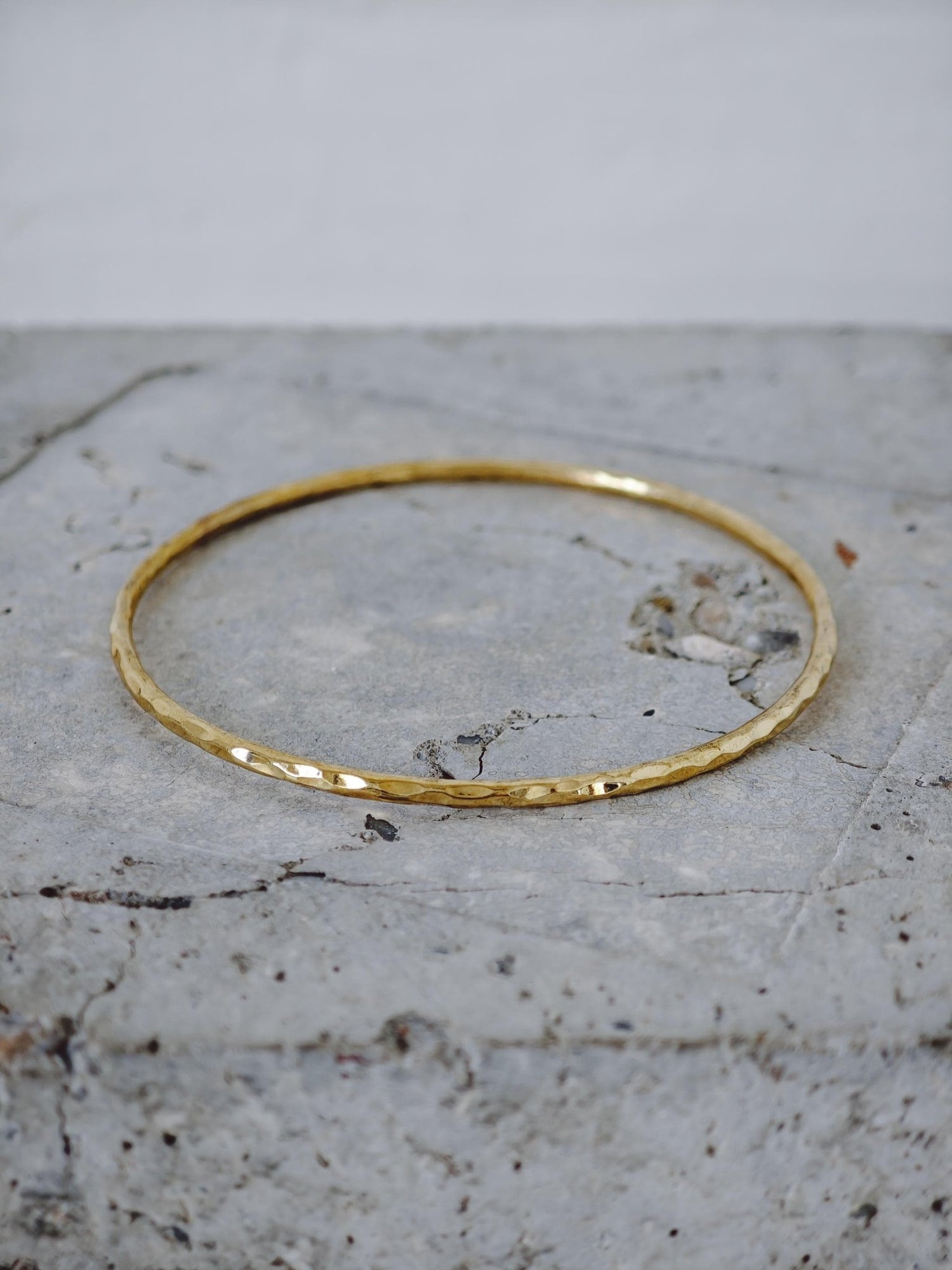 Statement Armreif aus massivem goldenem Messing, Golden Desert Brass Bange, Armband massiv - CocosyBerlin