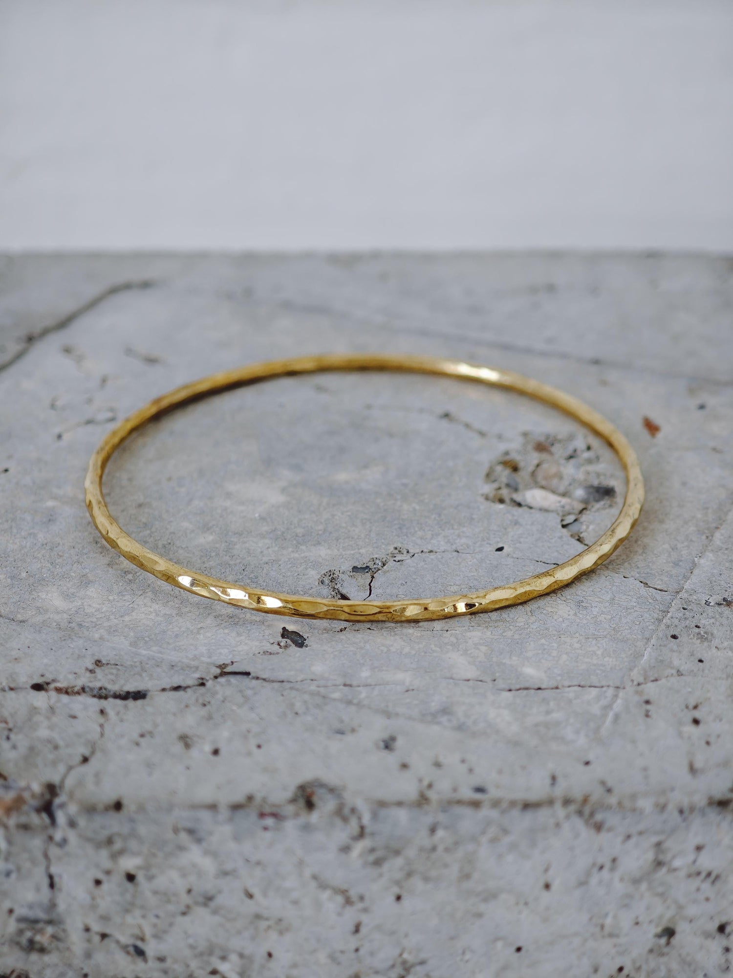 Goldener Statement Armreif aus massivem Messing, gehämmert, Desert Gold Bangles - Hammered Brass Essentials