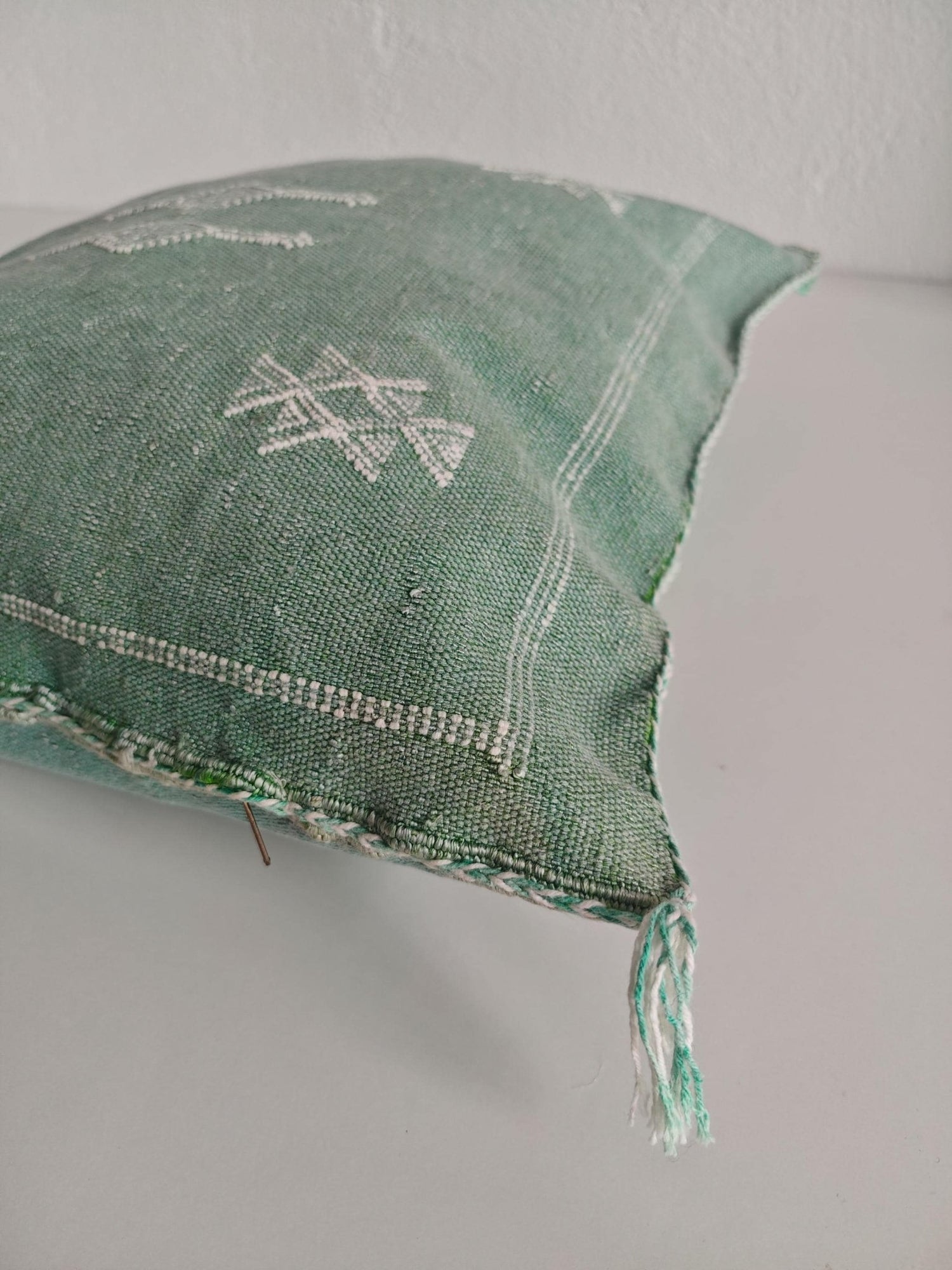 Sabra Kissen aus Marokko, Kaktusseide Kissenhülle, Marrakesch Boho Wohnkissen, Sabra Silk Cushion Cover - Soft Sage Green - CocosyBerlin
