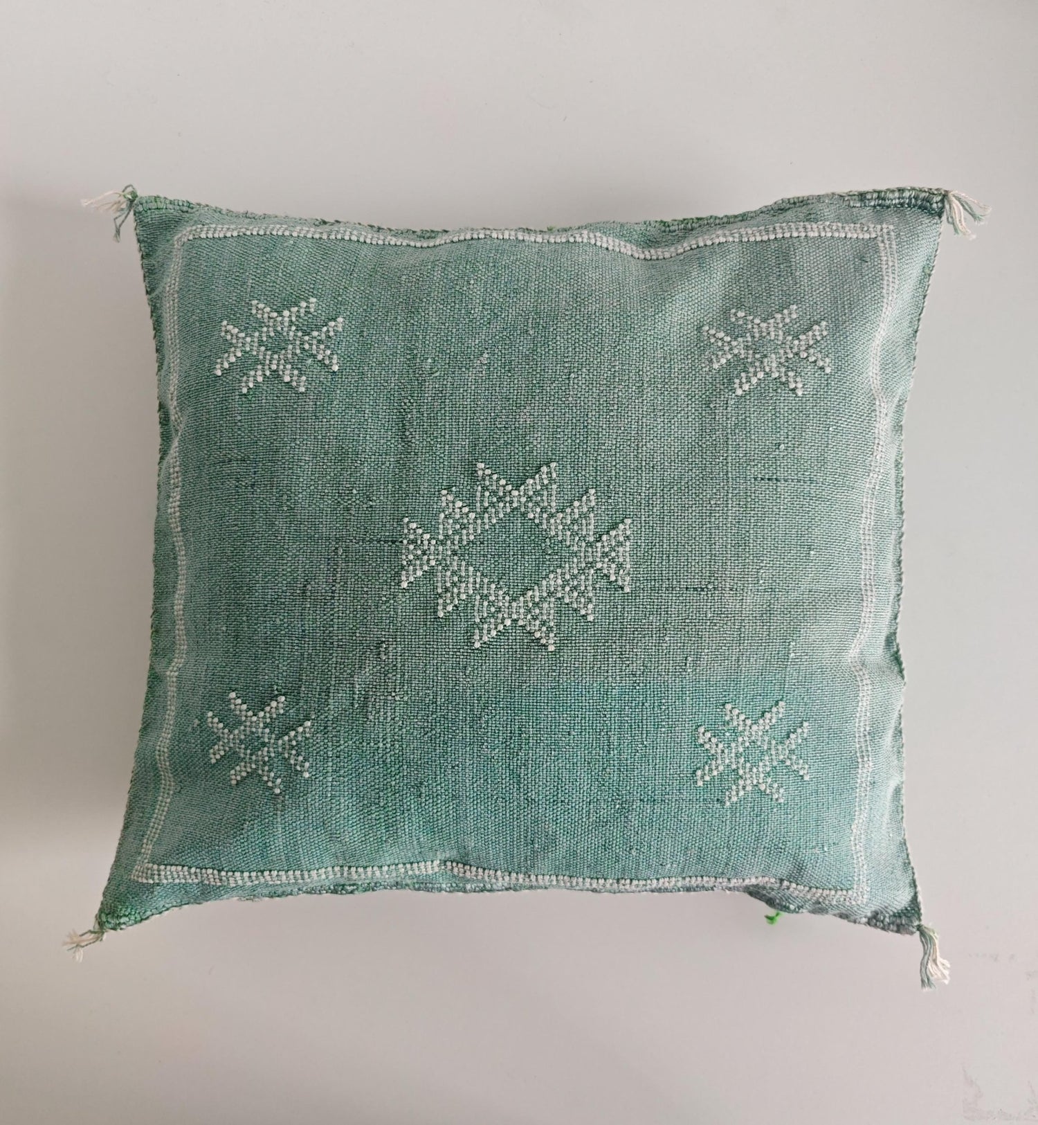 Sabra Kissen aus Marokko, Kaktusseide Kissenhülle, Marrakesch Boho Wohnkissen, Sabra Silk Cushion Cover - Soft Sage Green - CocosyBerlin
